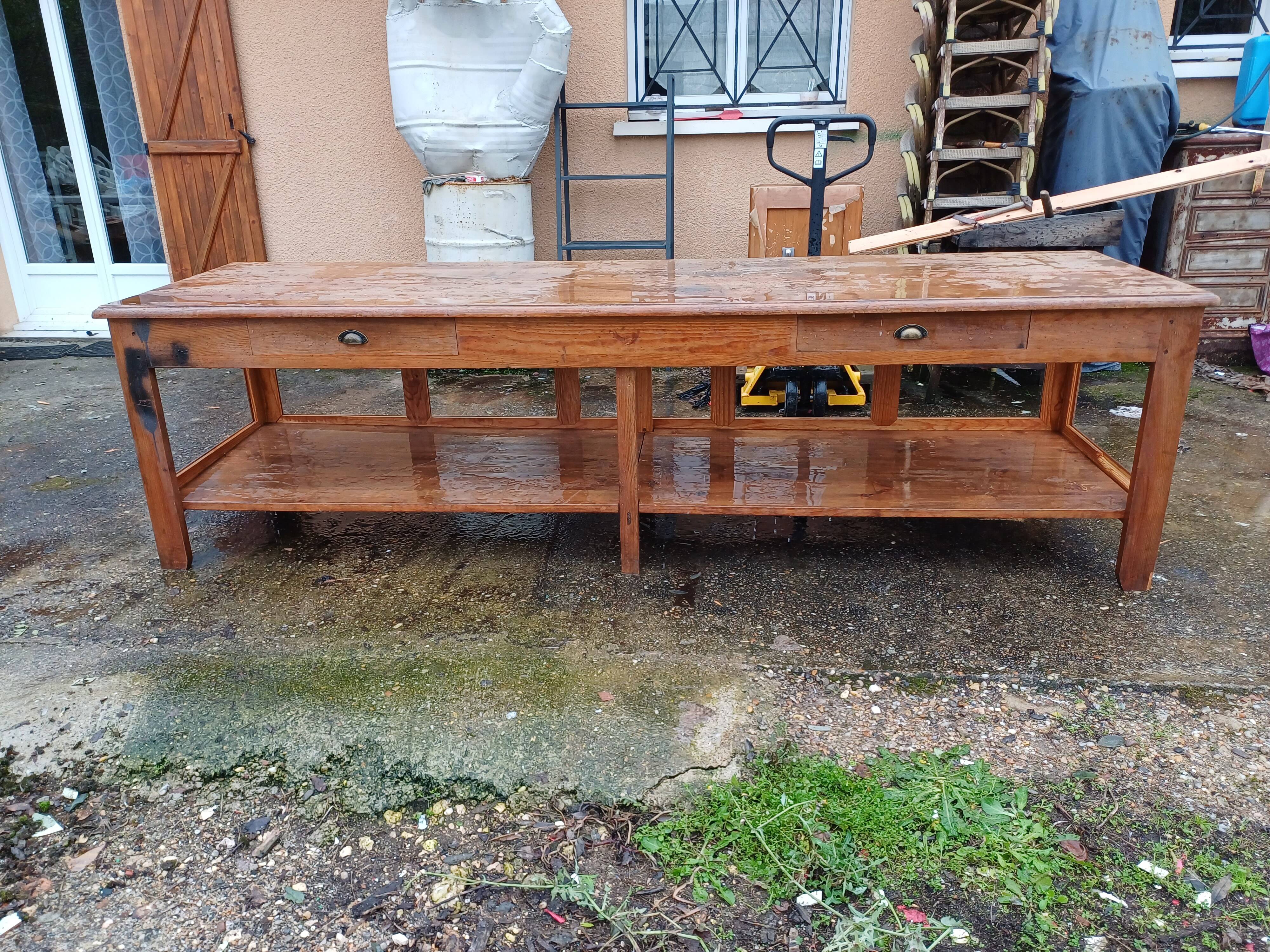 Table de drapier en pin , 2 tiroirs .