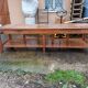 Table de drapier en pin , 2 tiroirs .