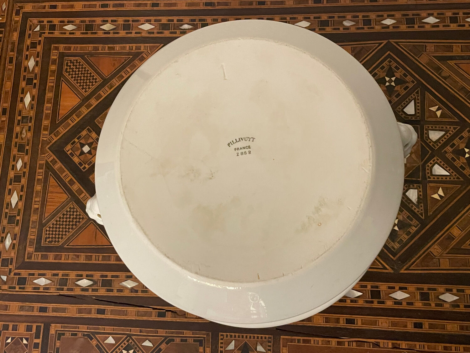 Lion's head salad bowl