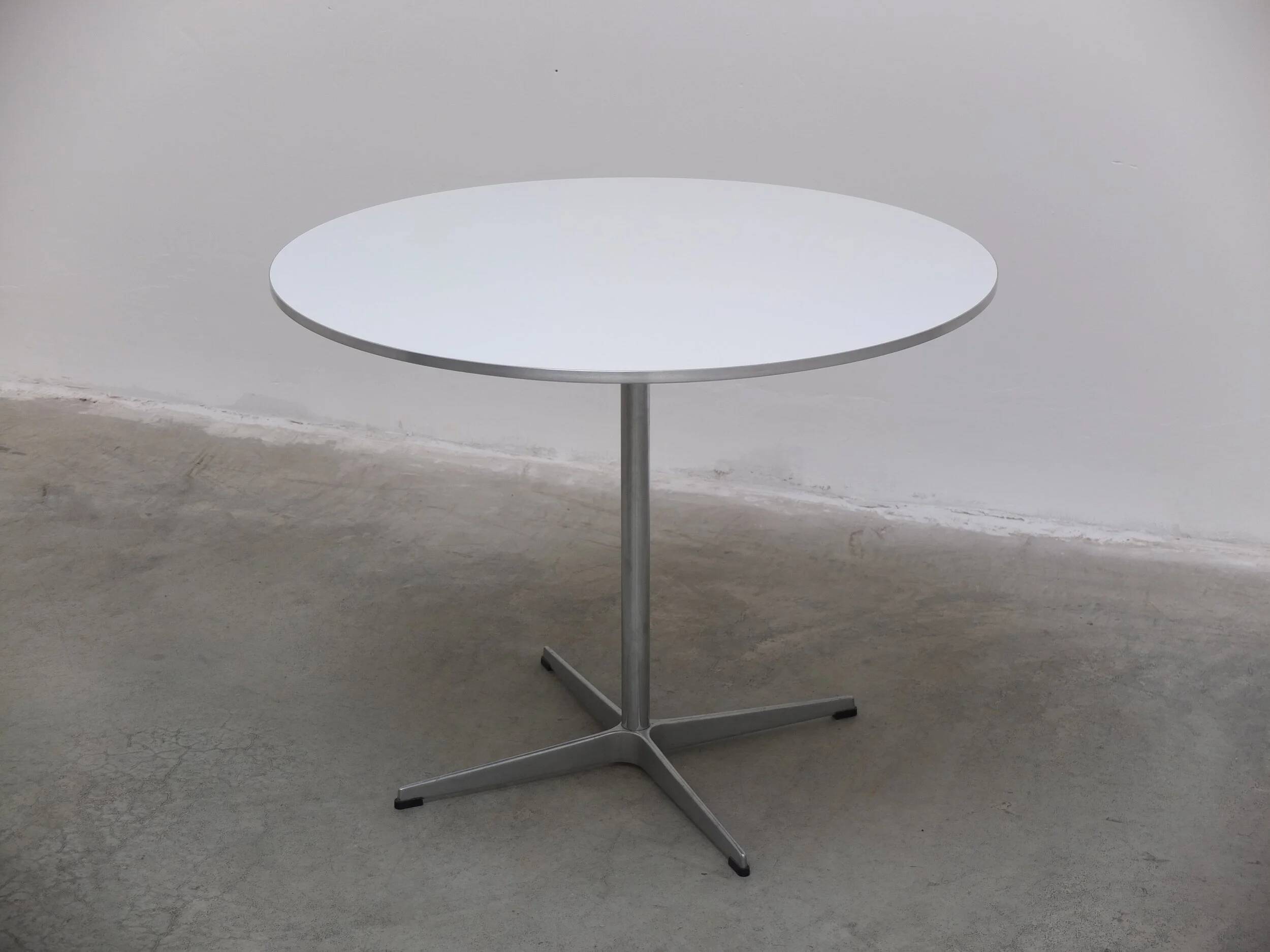 Table à manger 'Circulaire' d'Arne Jacobsen pour Fritz Hansen, 1976