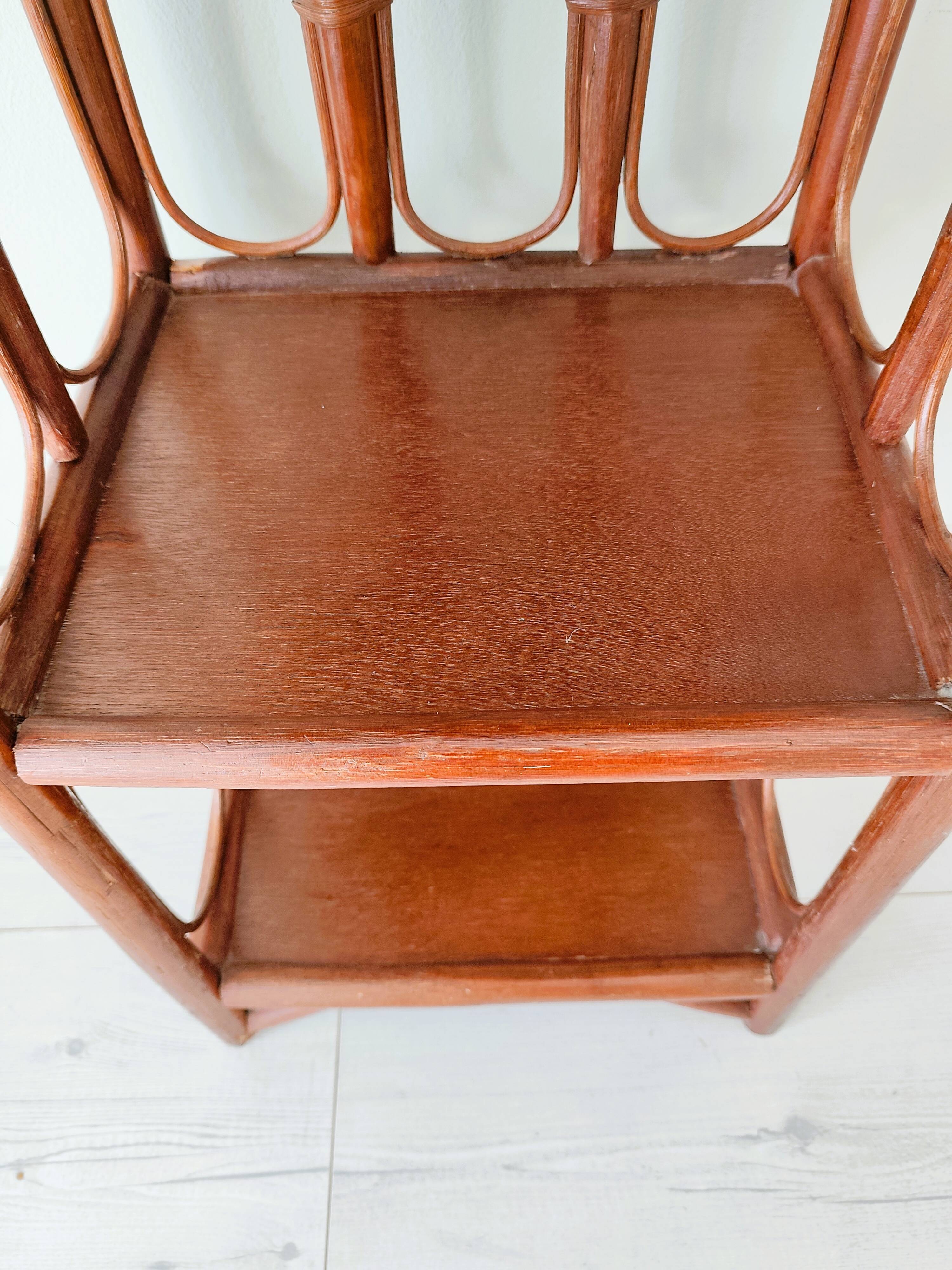 Petite table d'appoint ancienne en bambou et bois