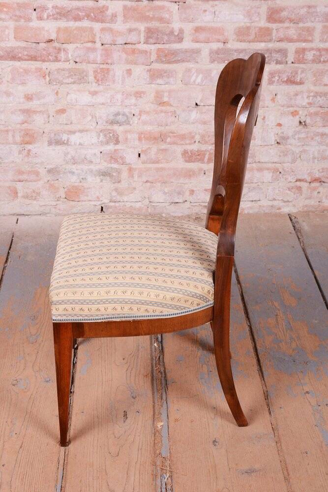 Biedermeier Chairs in Walnut, Austria, 1830s, Set of 4