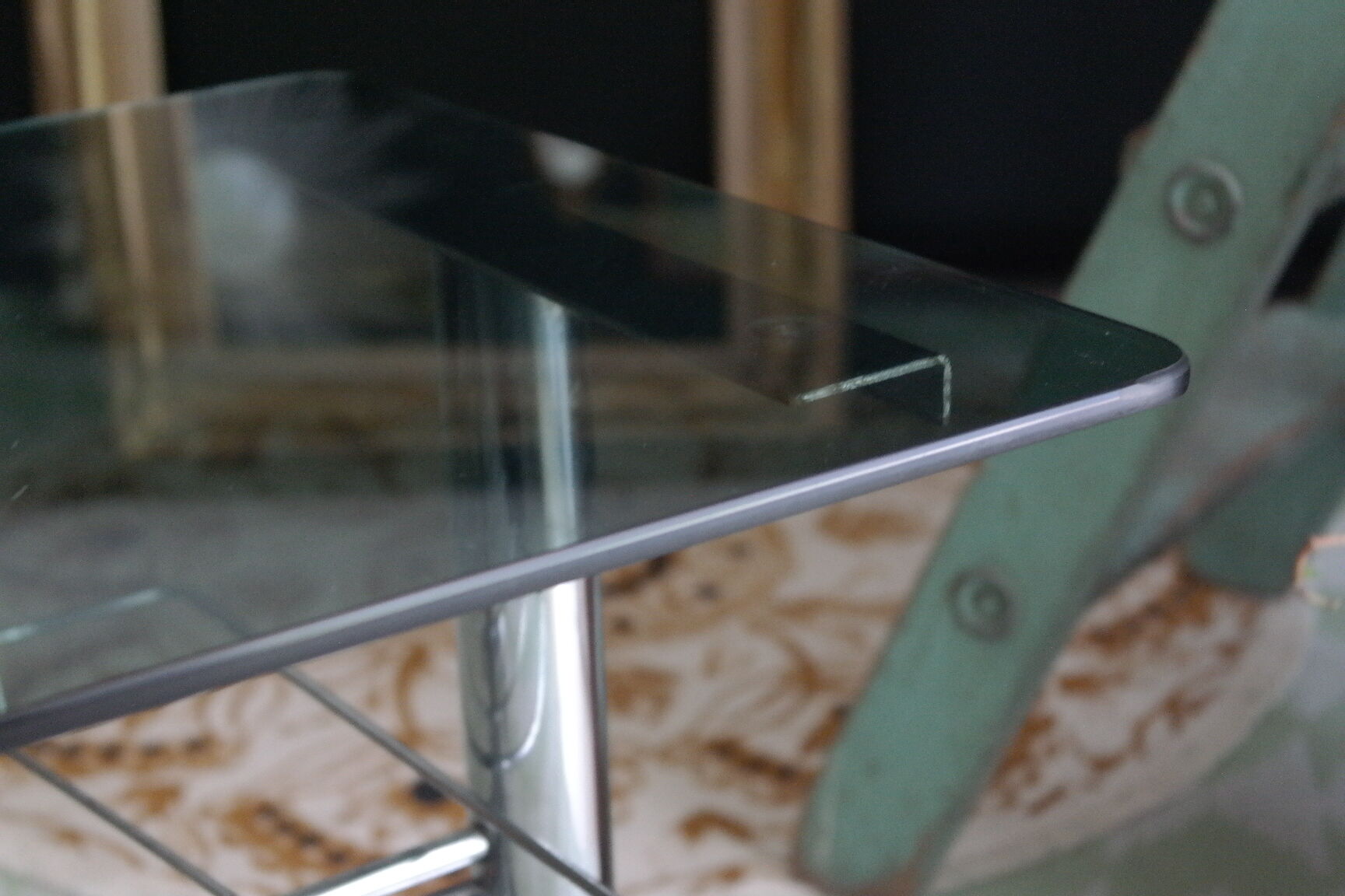 Table basse métal chromé et verre fumé Space Age