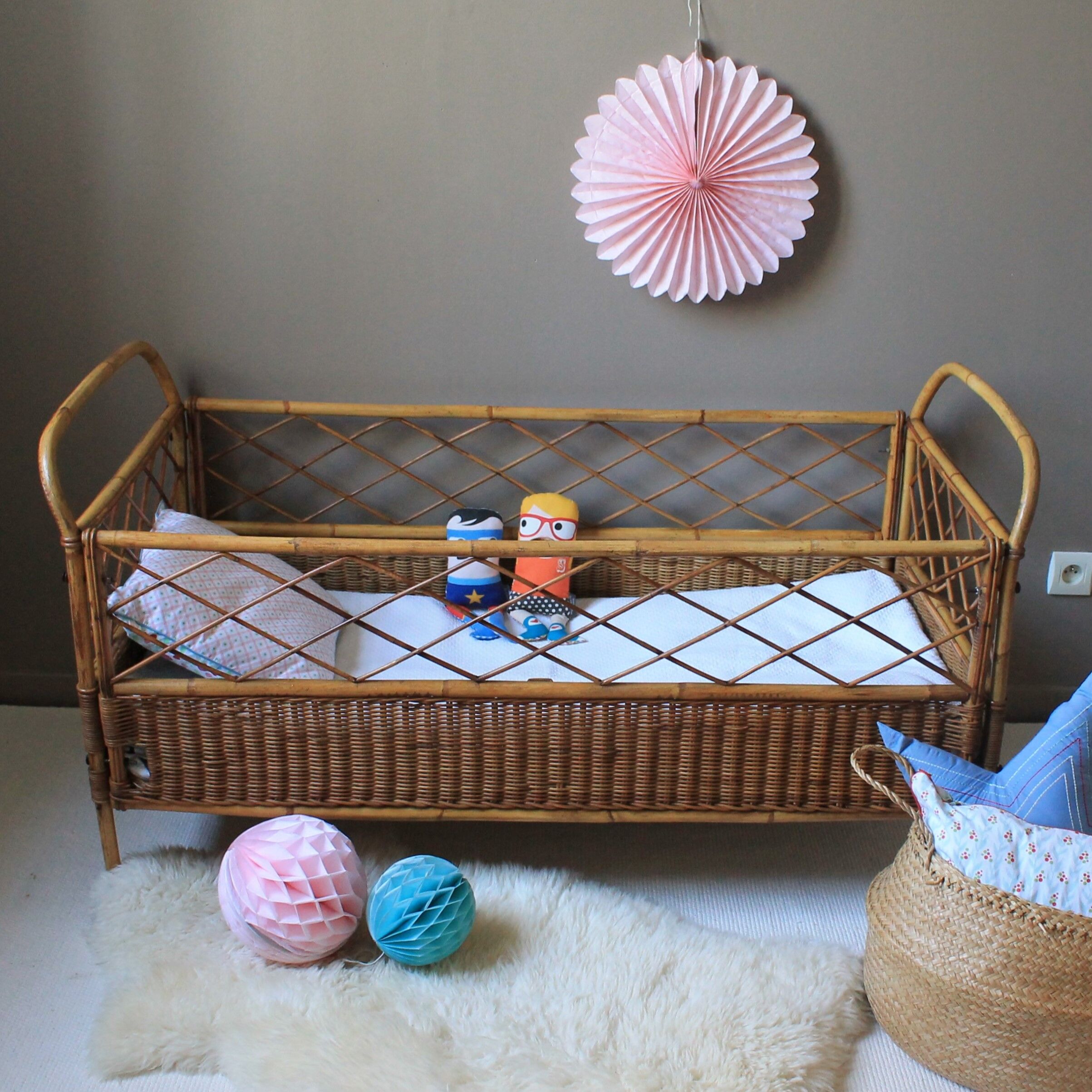 Vintage child ratin bed