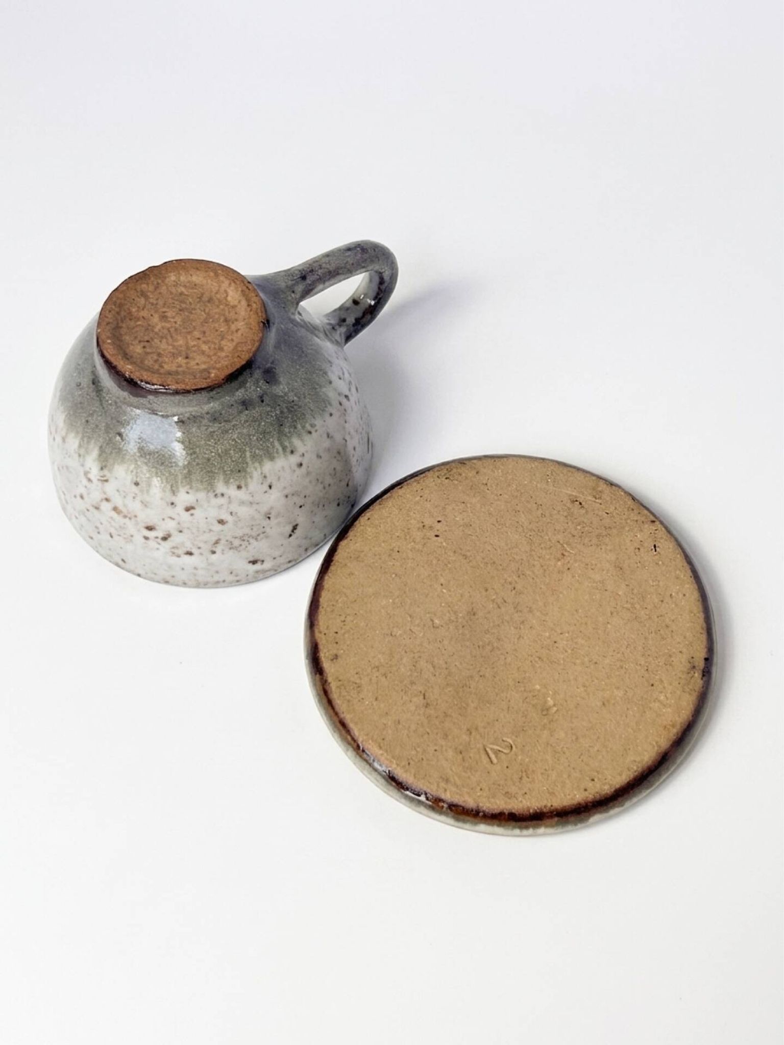 Tasse en grès artisanal et sa soucoupe – Émail moucheté