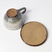 Tasse en grès artisanal et sa soucoupe – Émail moucheté