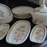Set of soup plates, dishes and flower-patterned soup tureen