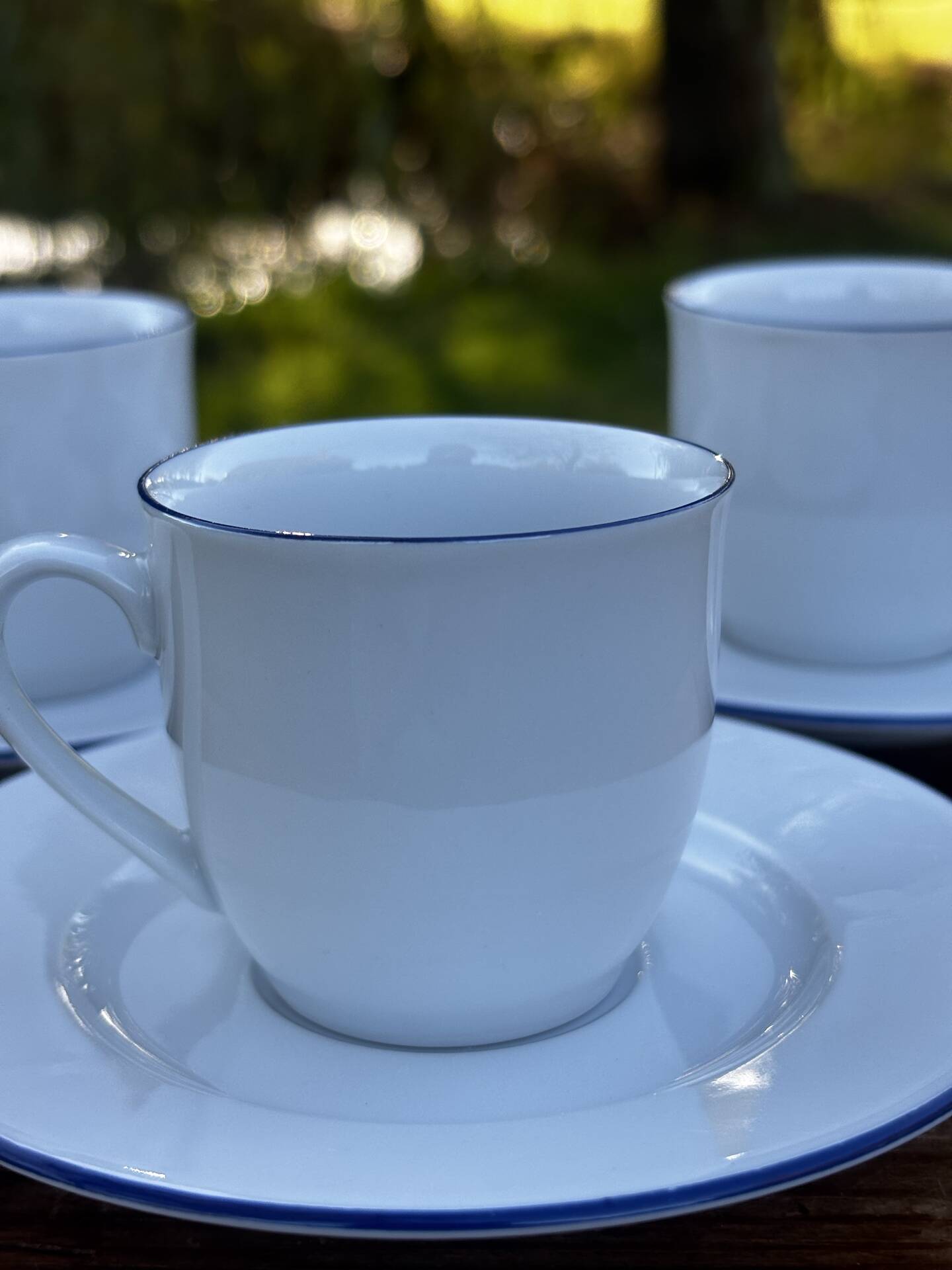 Ensemble de 4 tasses à café et soucoupes blanches liseré bleu degrenne