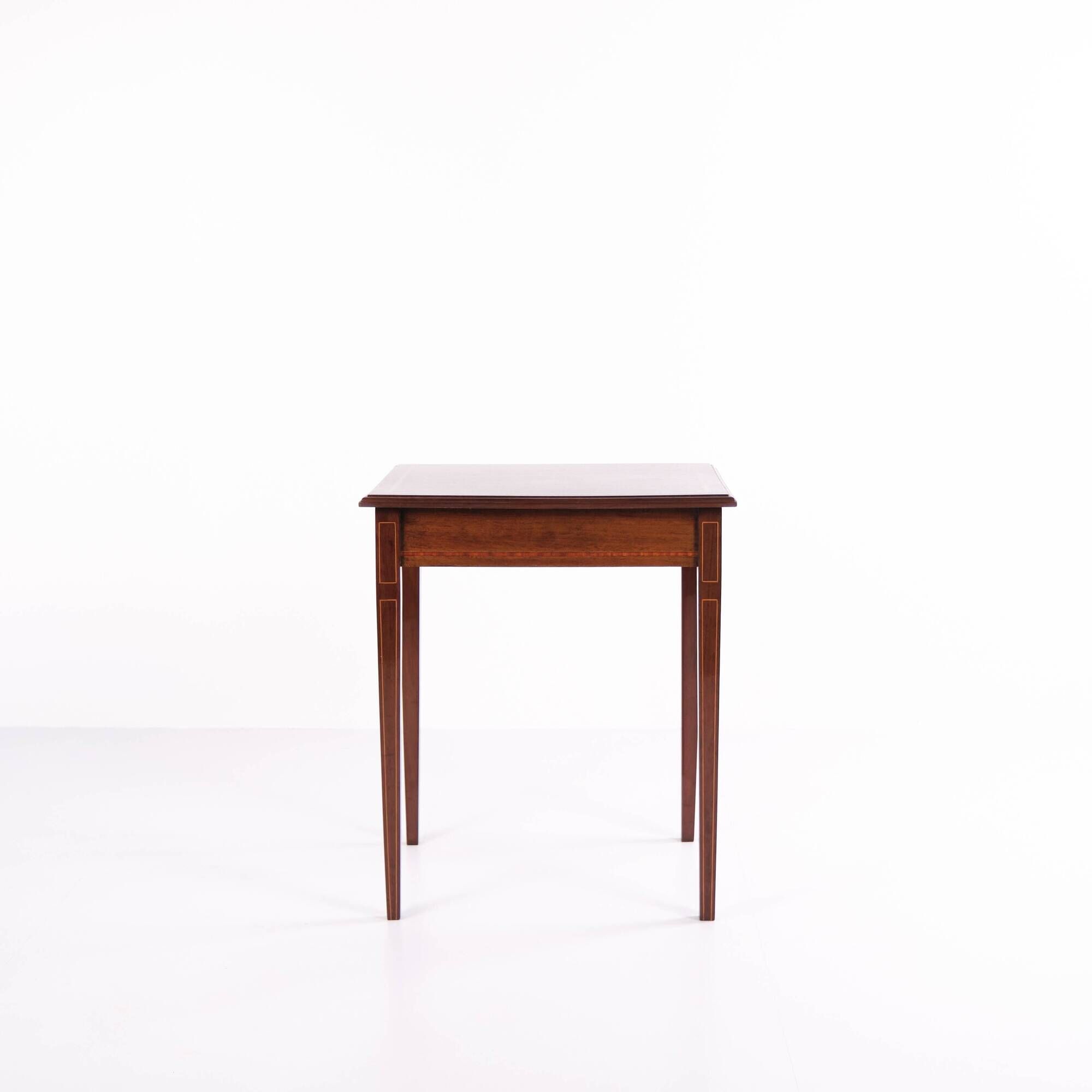Side table - Hand polished - Decorated with fruit wood inlay - Crafted in mahogany - 1920s