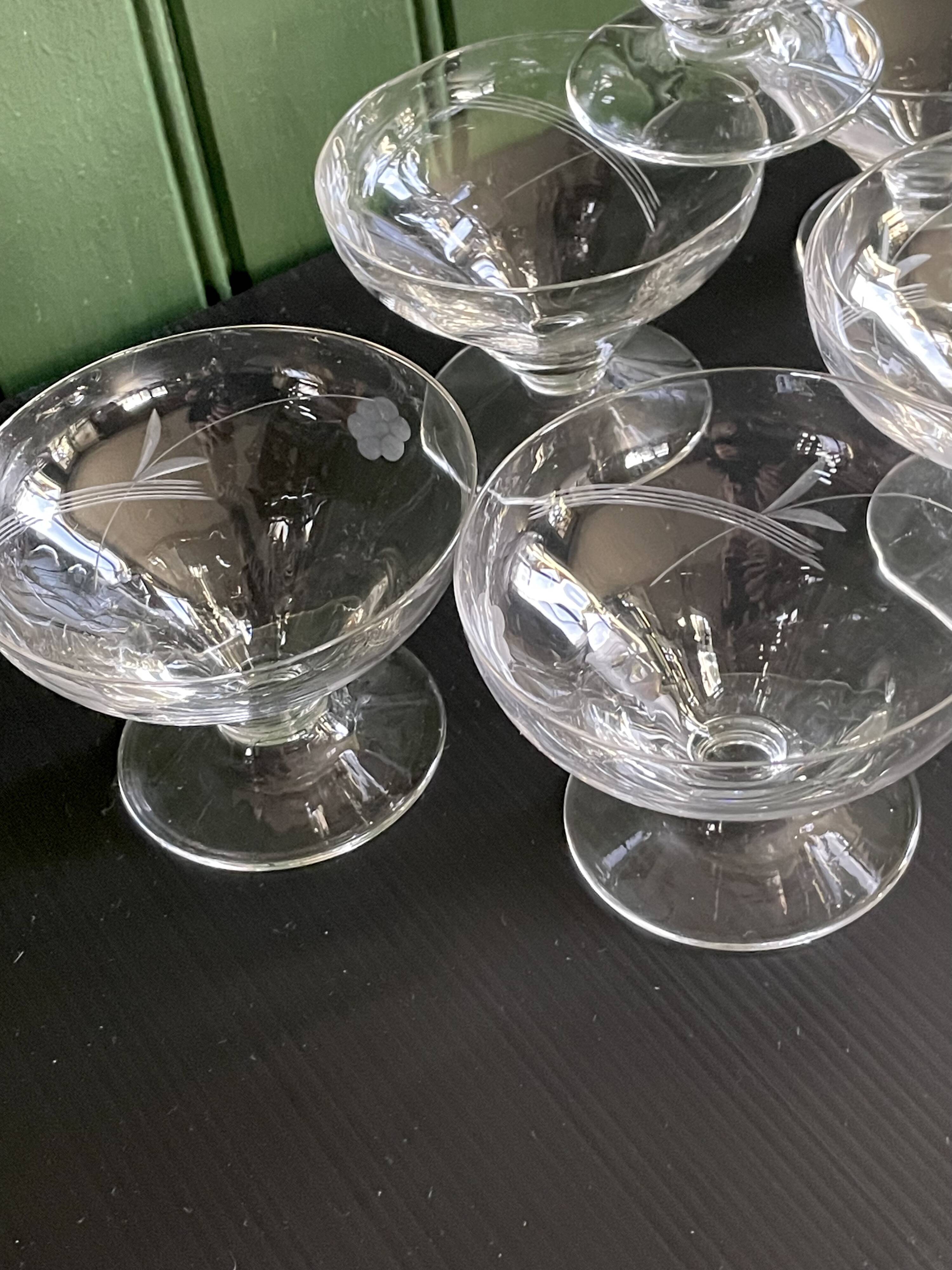 Set of 6 vintage cups in very good condition.