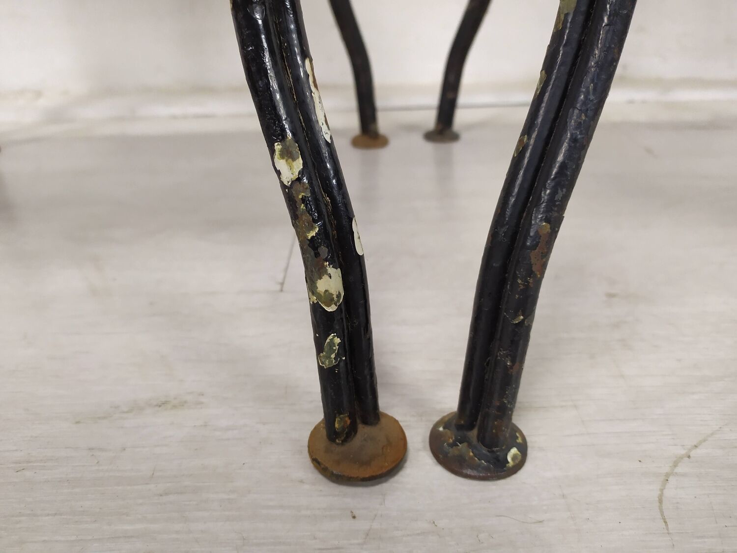 4 wrought iron garden chairs
