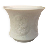 Bougeoir en porcelaine biscuit signé du milieu du siècle
