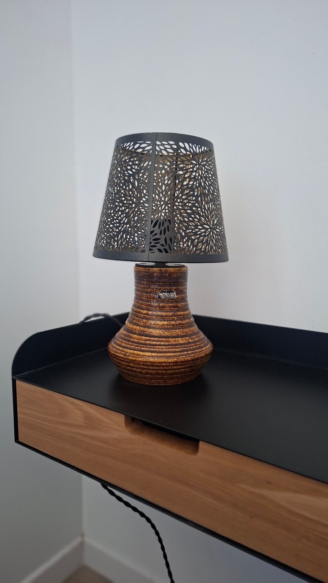 Accolay lamp with shade