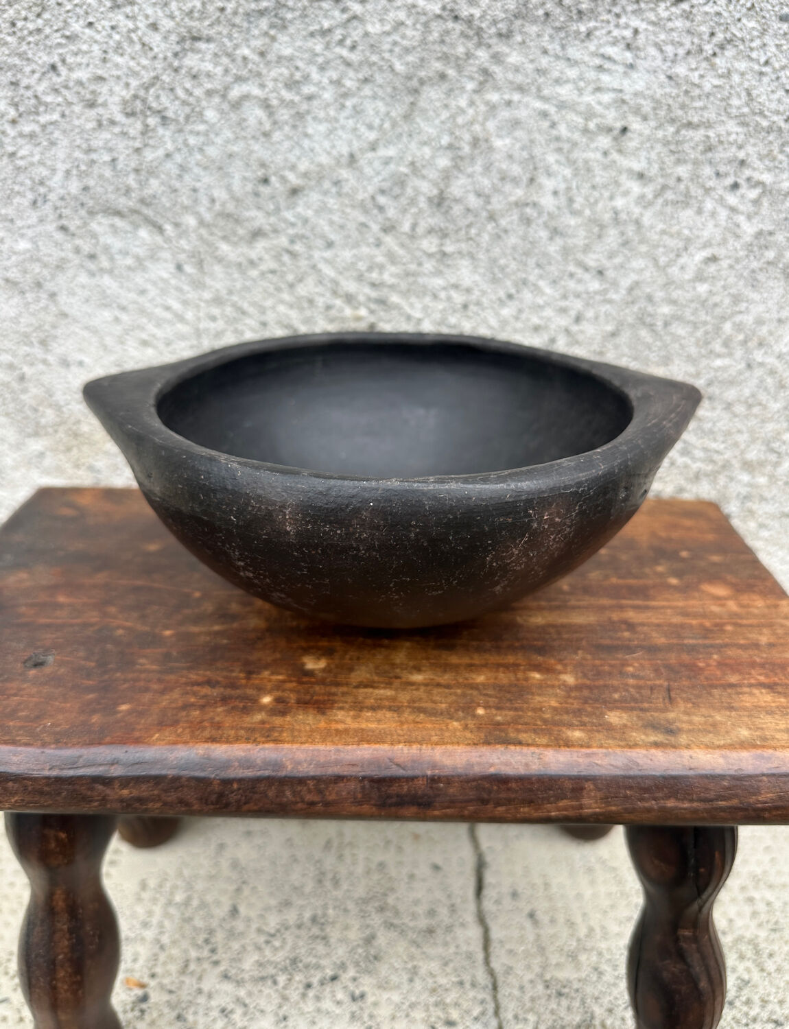 Ancient bowl, Colombian ceramic pottery La Chamba.