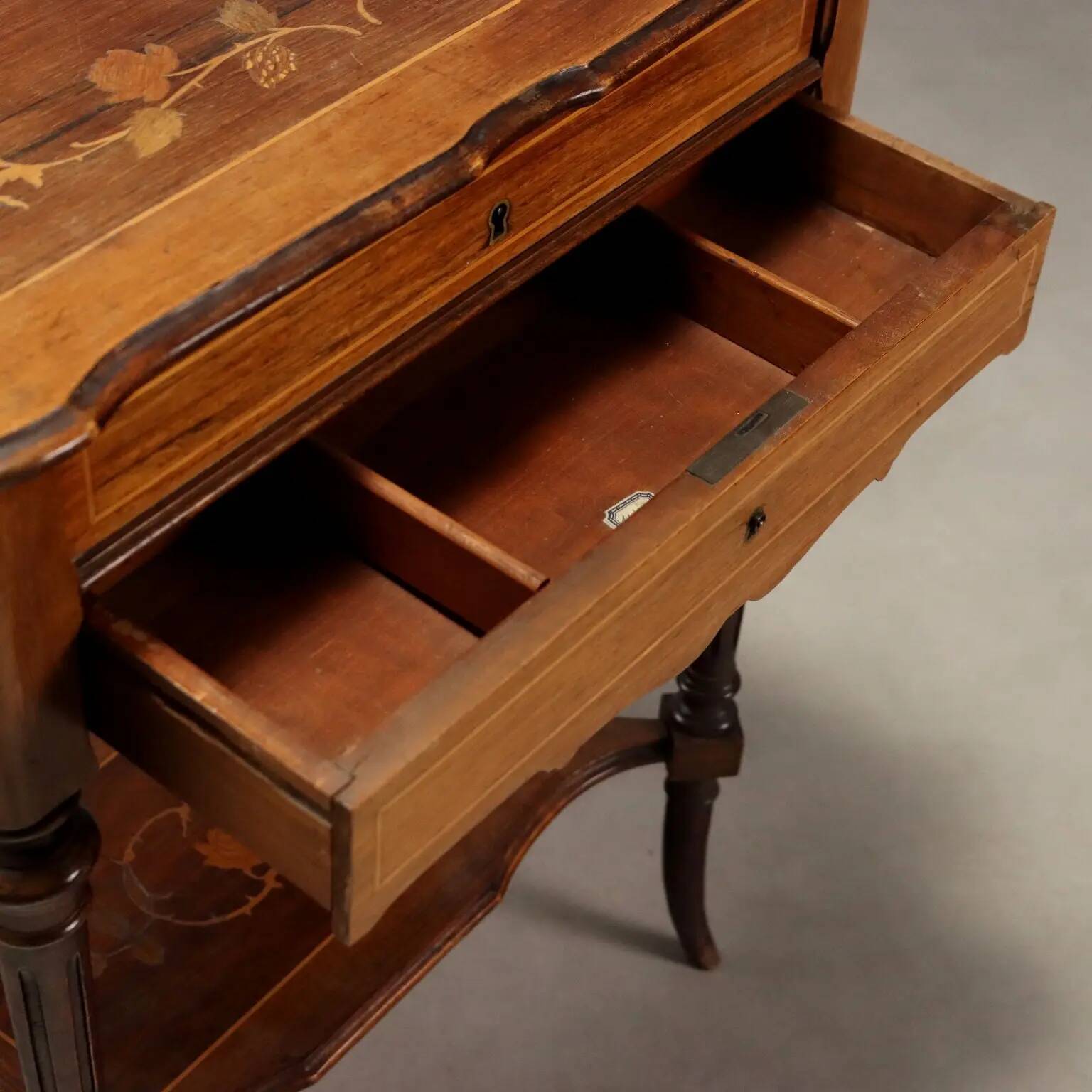 Table ancienne en essences de bois variées, Angleterre, XXe siècle