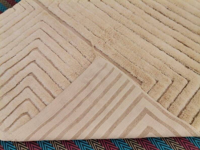 Handwoven natural wool rug size 200/300 cm