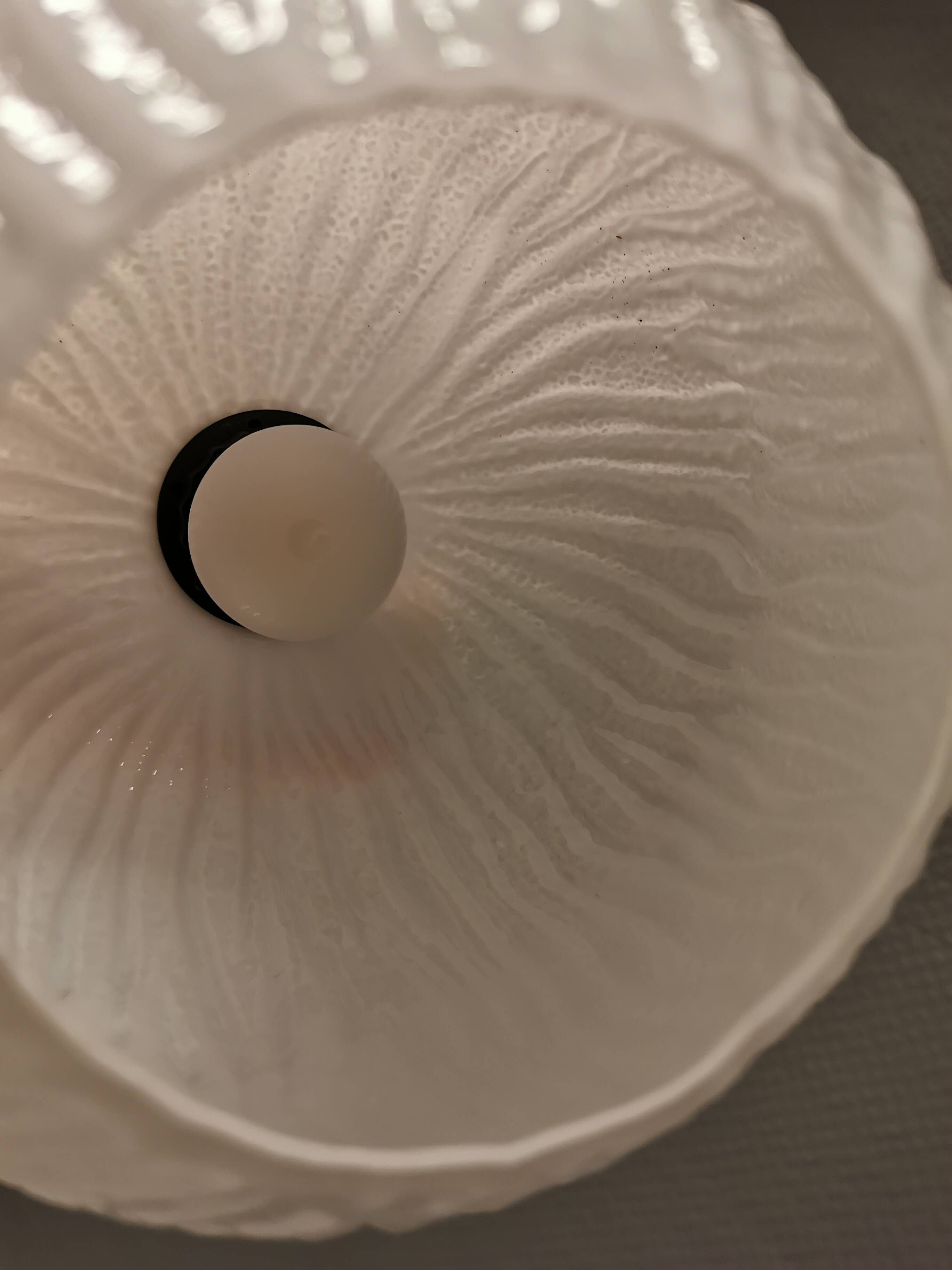Suspension danoise en verre blanc laiteux ,années 1960.