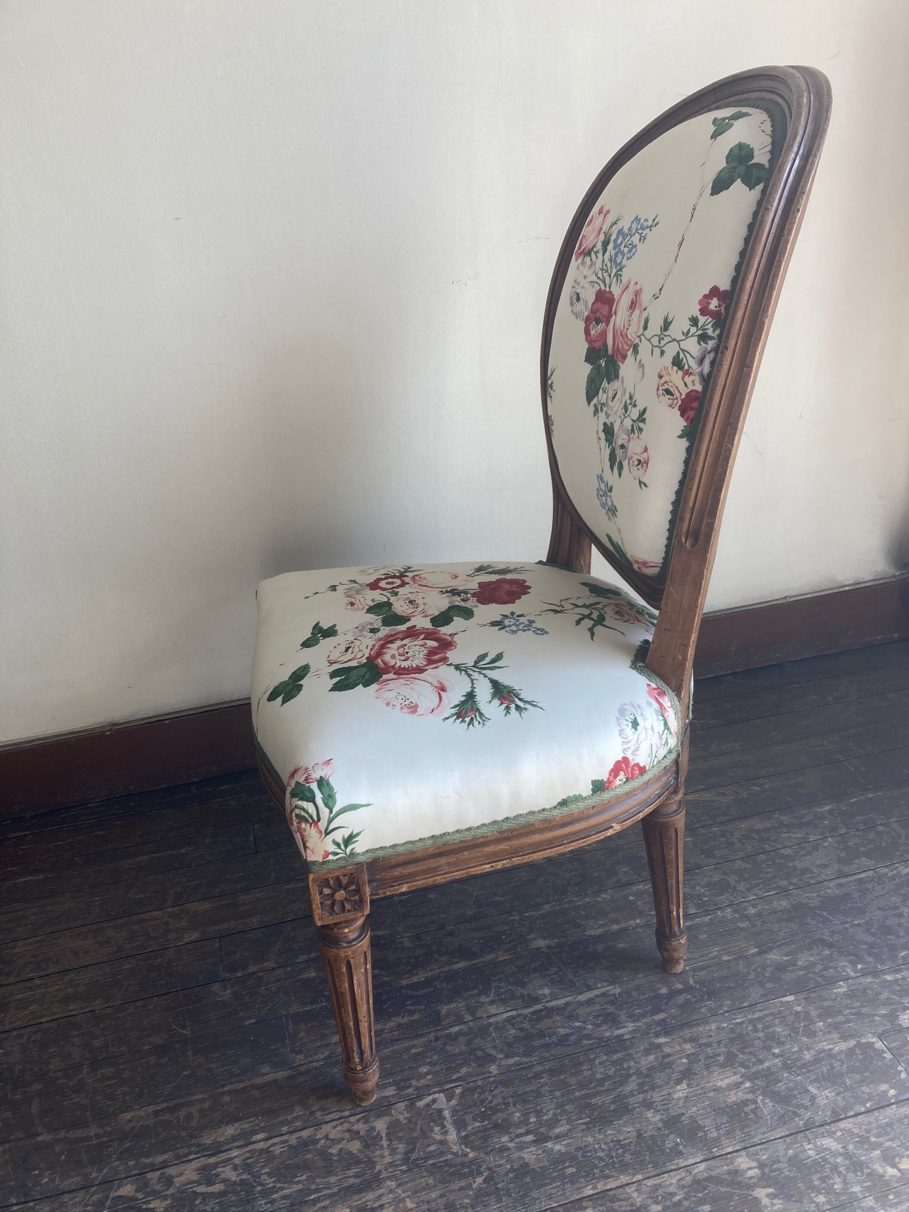 Nursing chair medallion Louis XVI 19th Sanderson chintz with flowers