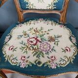 Paire de fauteuils brodés à la main. Noyer.