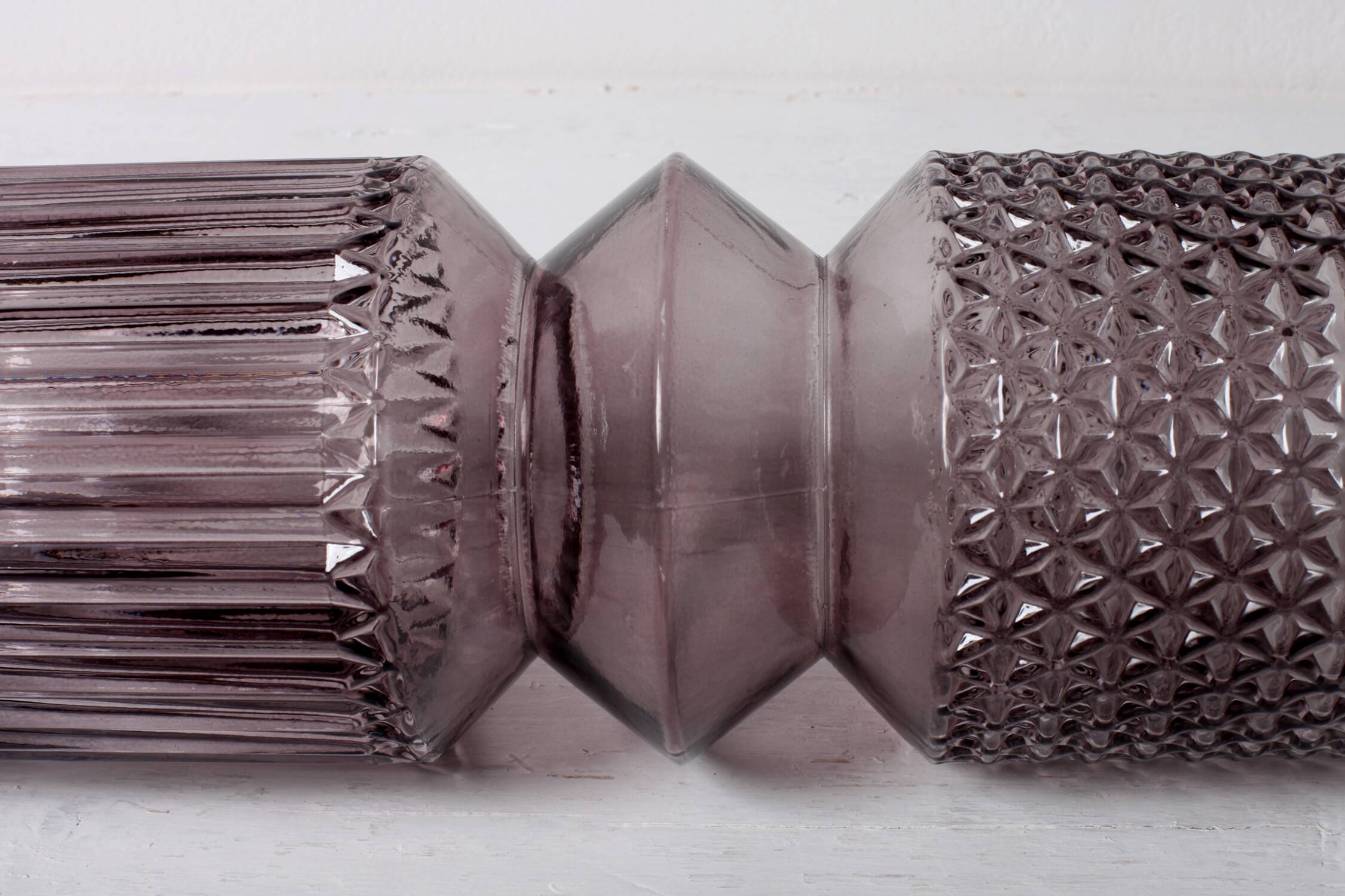 Vase en verre pressé violet vintage élégant / Vase en verre pressé du milieu du siècle / Années 1990