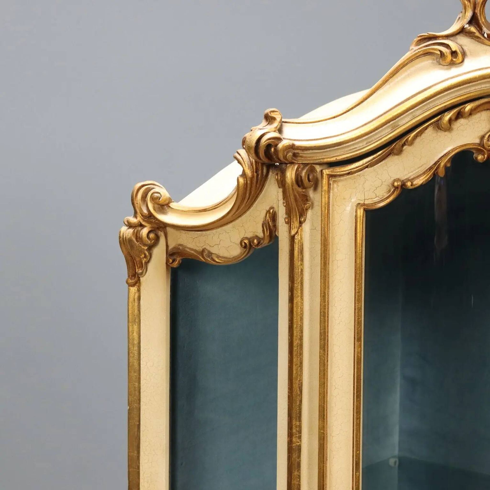 Vitrine d’angle ancienne style baroque en bois laqué, XXe siècle