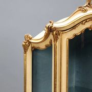Vitrine d’angle ancienne style baroque en bois laqué, XXe siècle