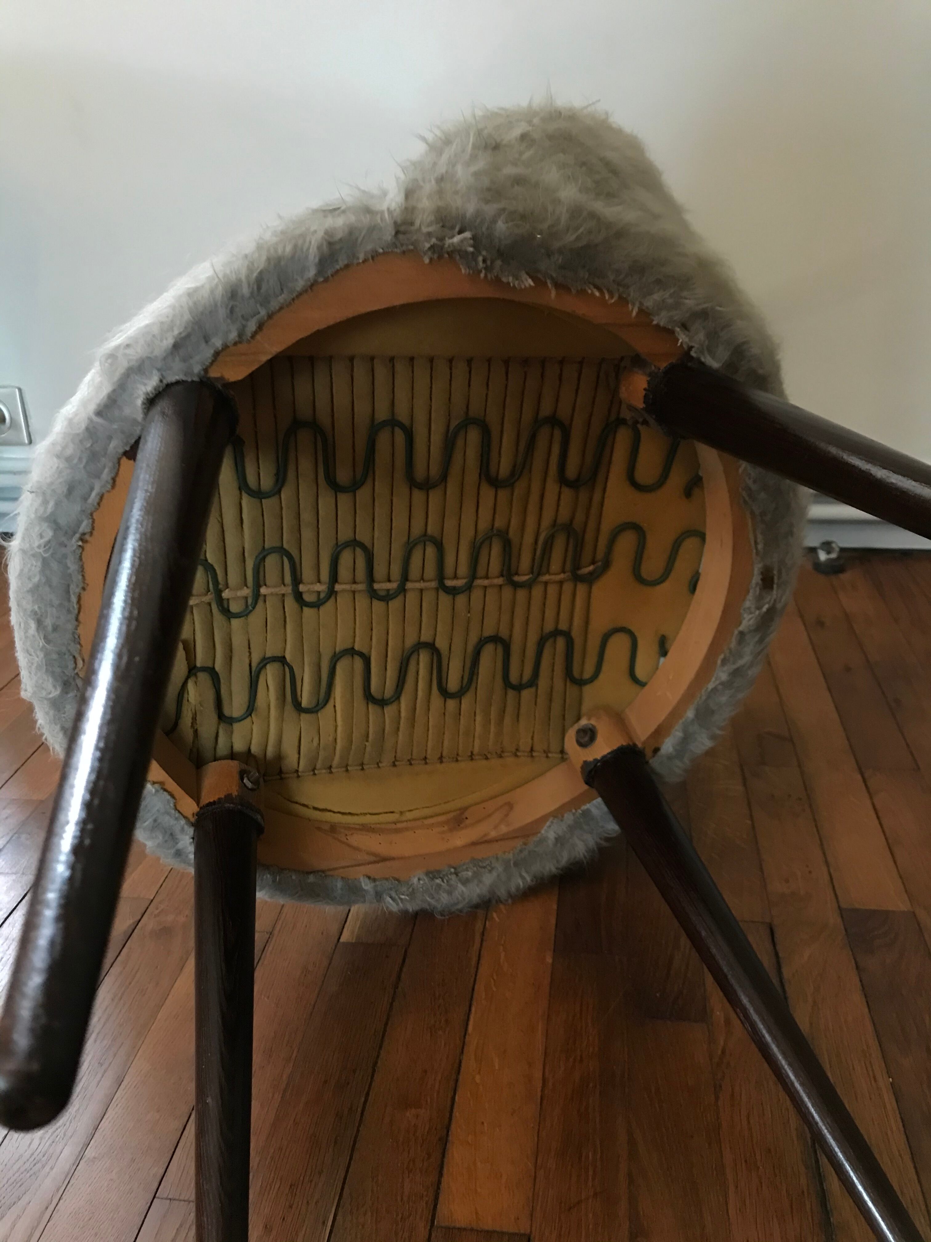 Grey mmoute chair