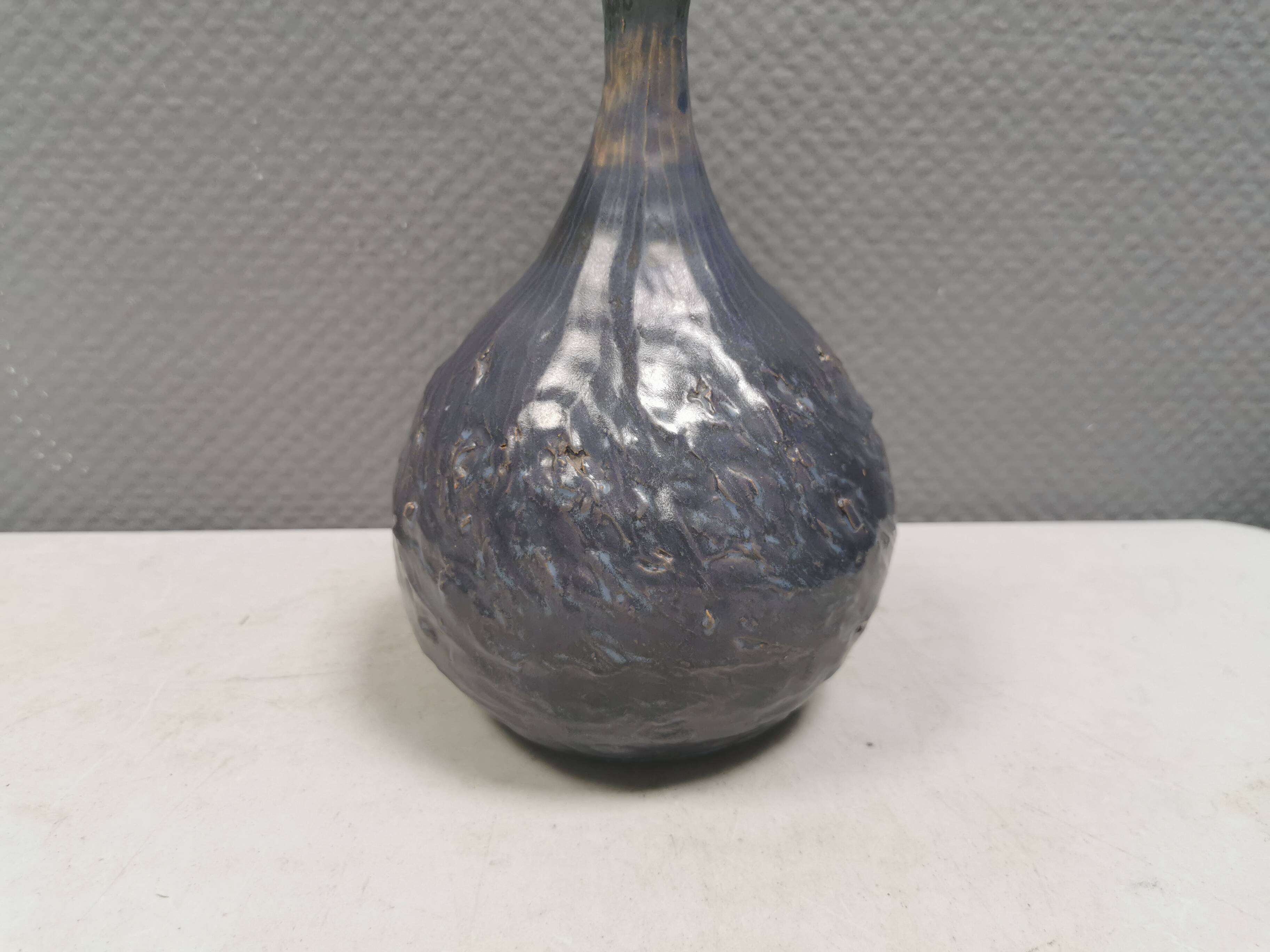 Vase Pauline Toynbee, Émail en cristal bleu texturé, forme organique, années 1980