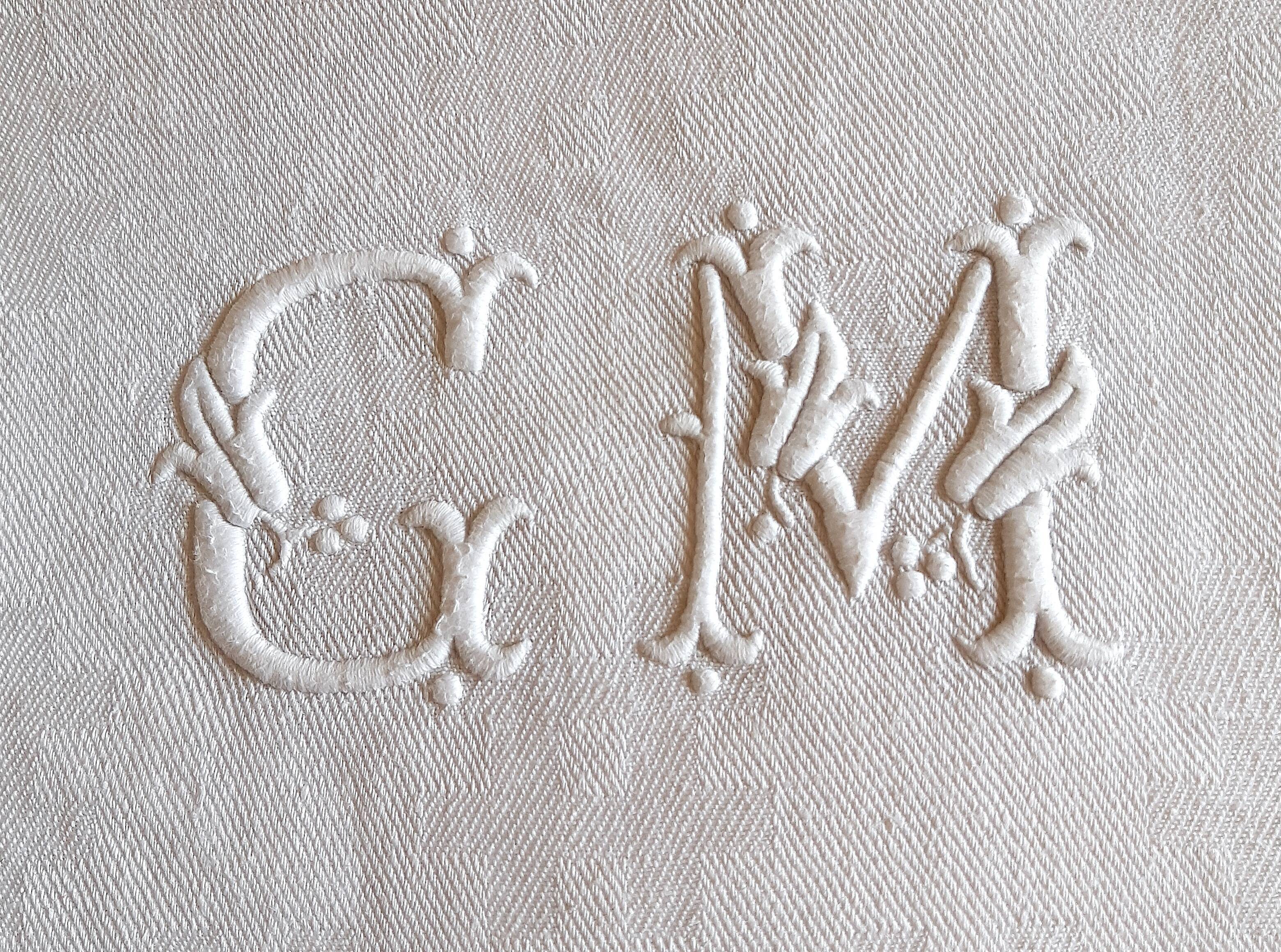 Damask tablecloth monogrammed GM, 1m55 x 2m90