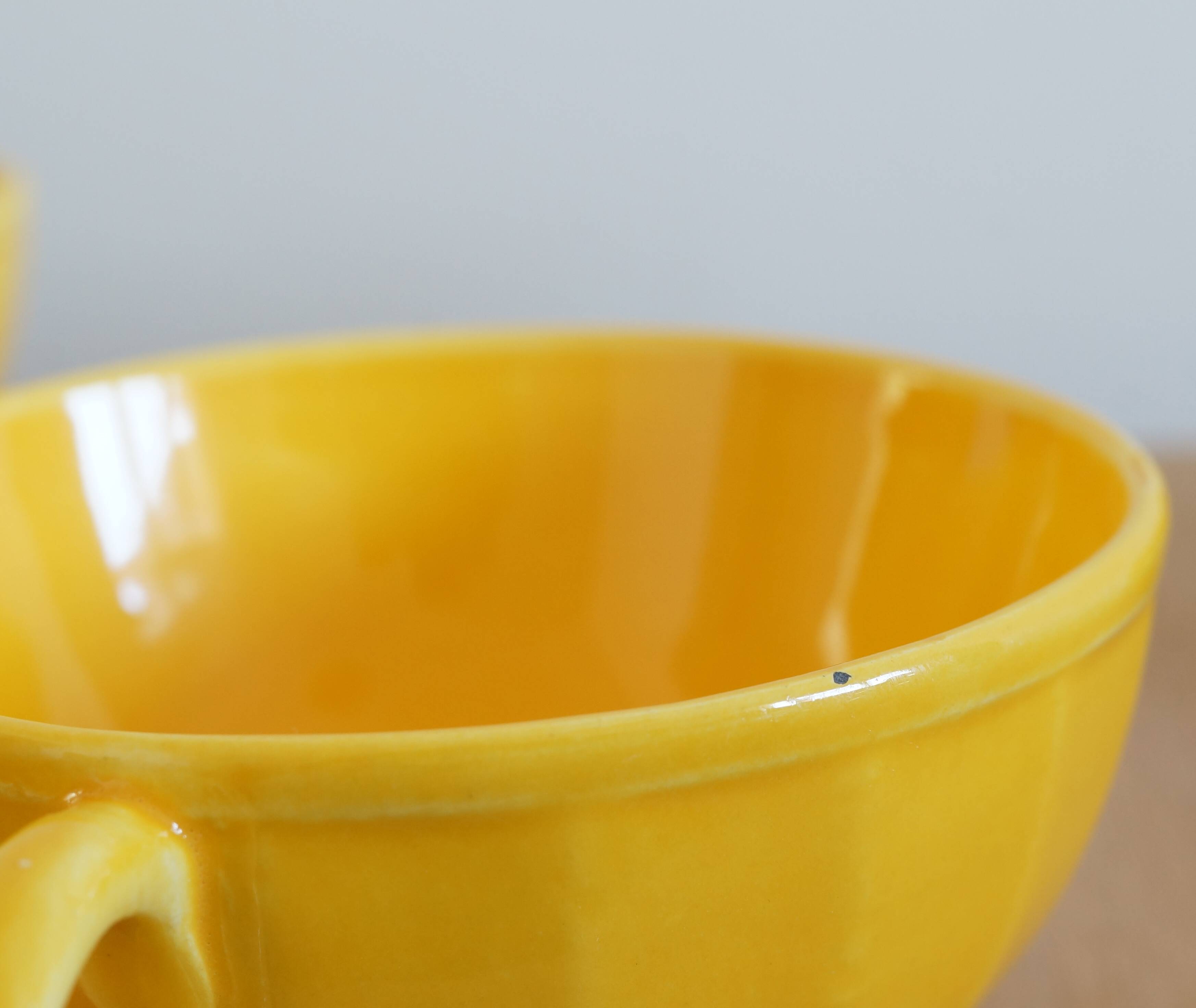 Service of 5 yellow cups and saucers