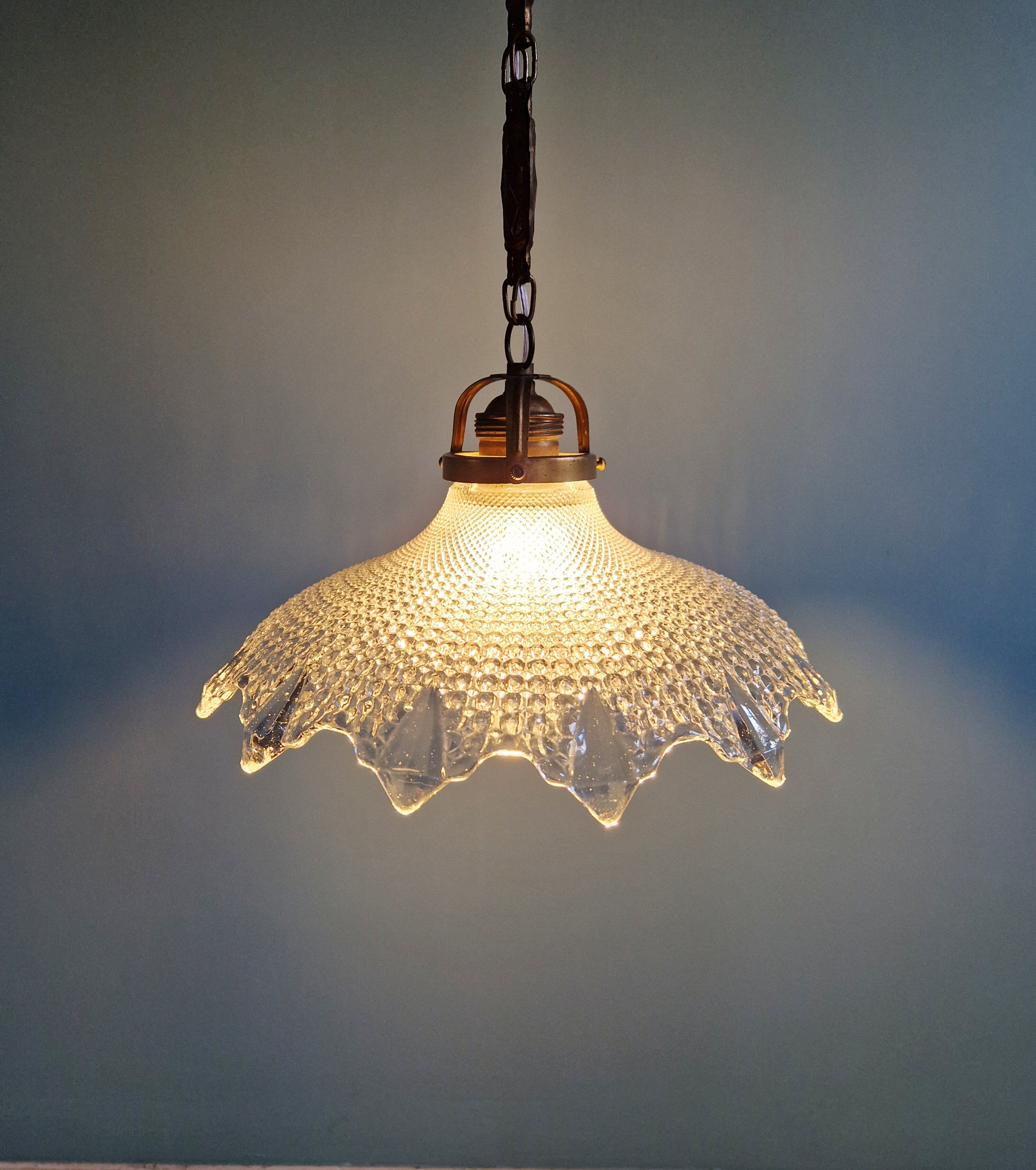 Suspension art déco en verre transparent festonné, années 1920-30