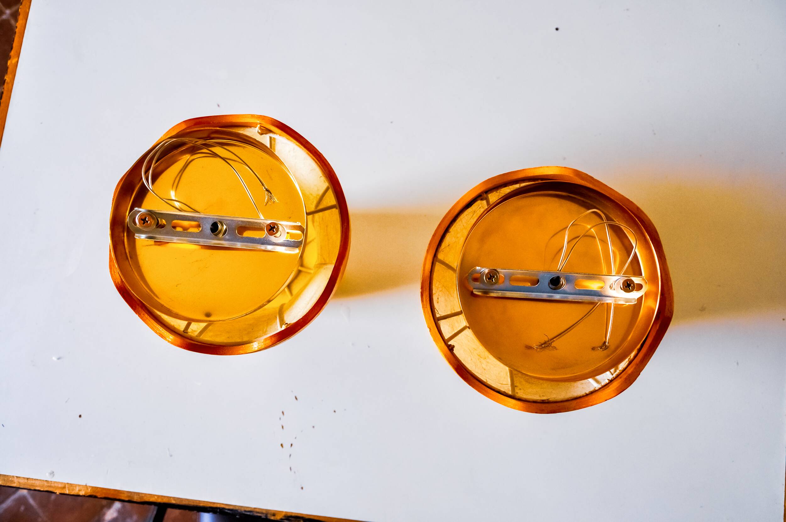 Pair of "cocoon" wall lights, pear shape, resin and pine, Italy, 1970