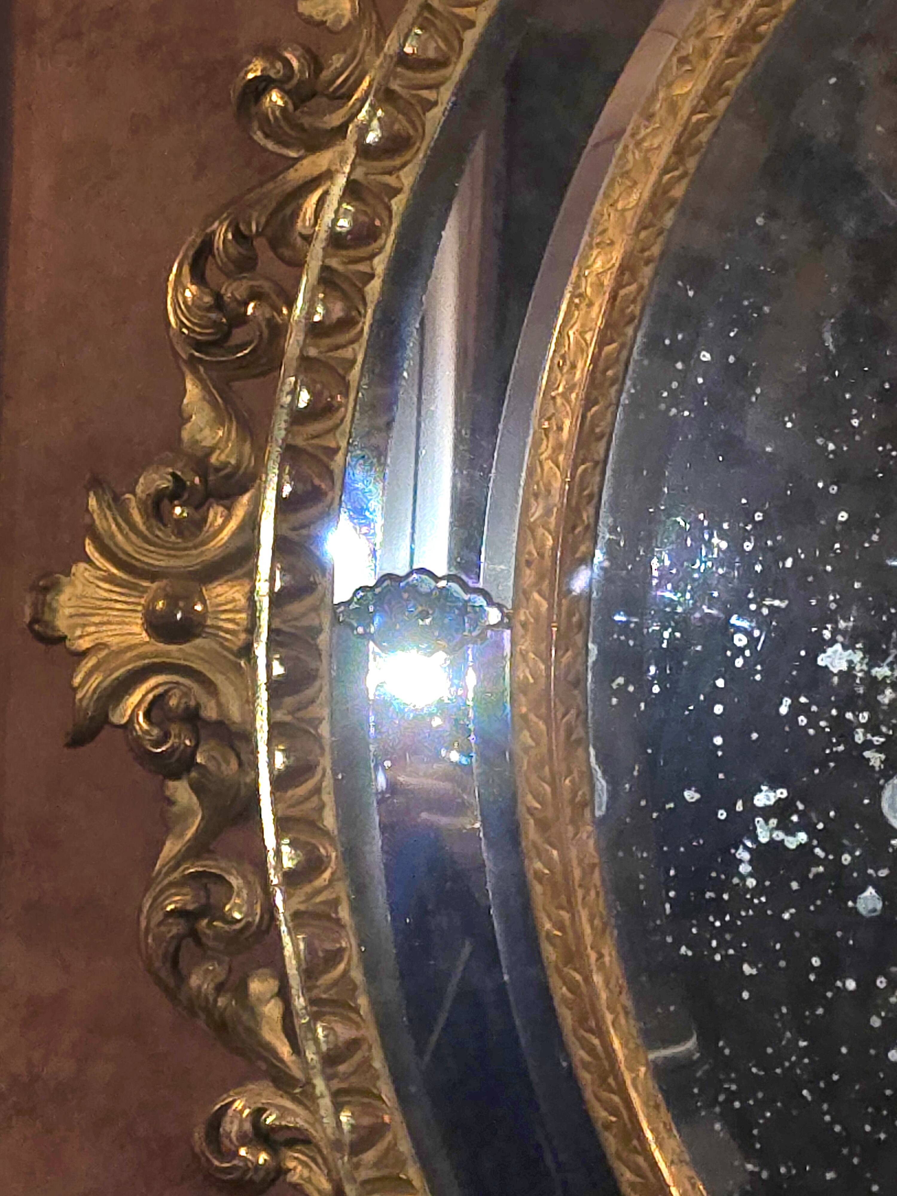 Oval mirror in gilded wood