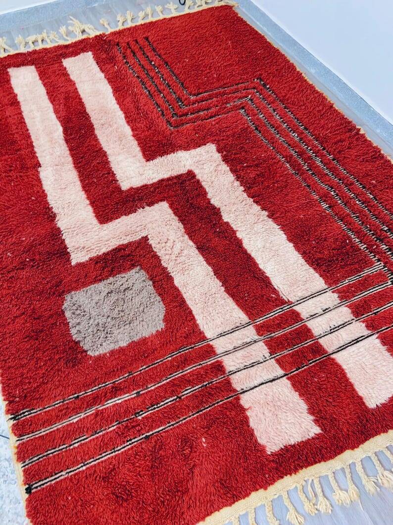 Modern Moroccan rug in red wool with geometric lines 150/250cm