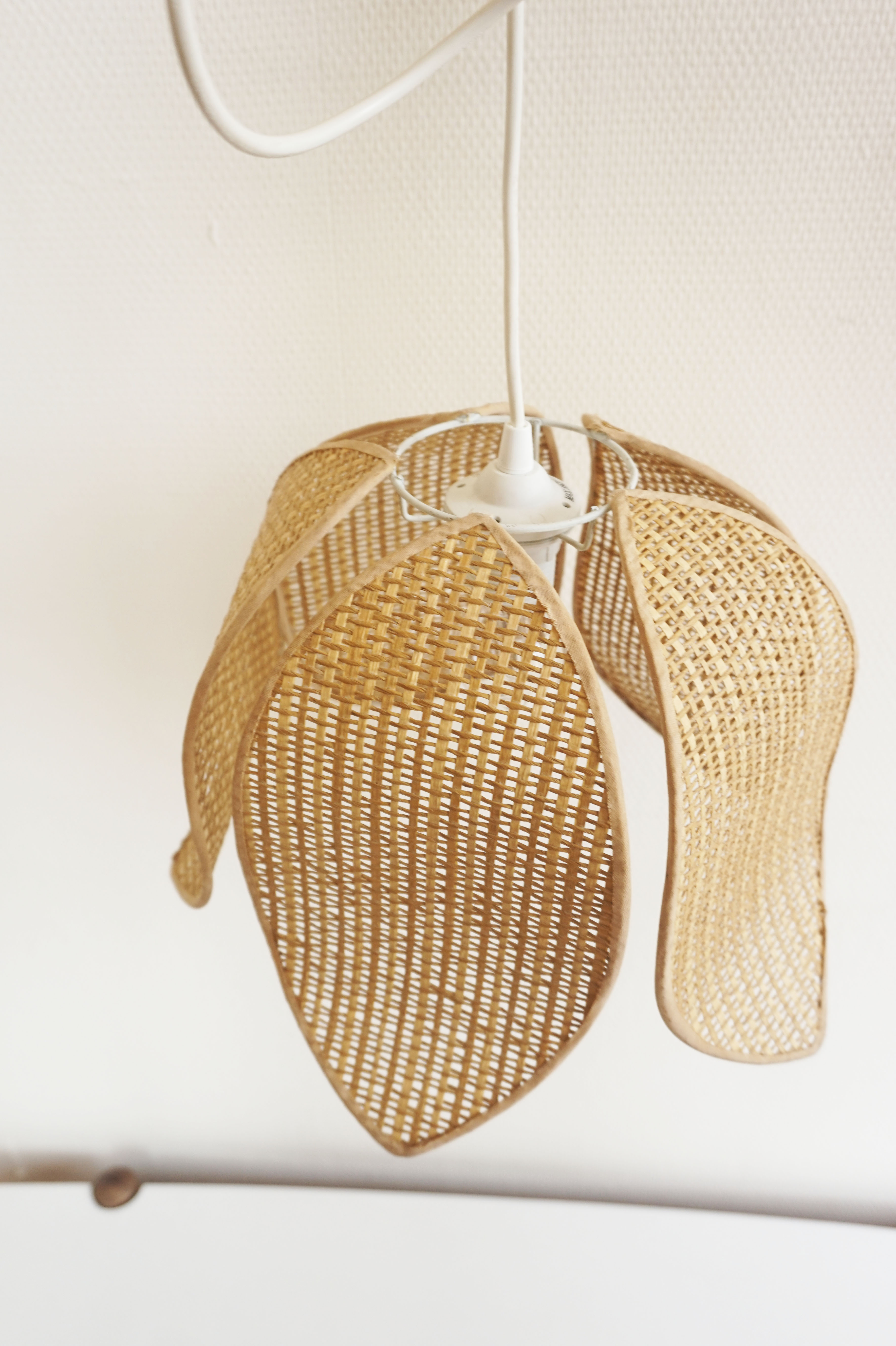 Braided rattan flower hanging lamp