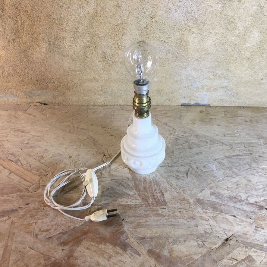 Pied de lampe de chevet en opaline blanc