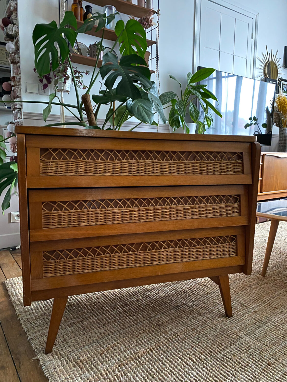 Commode en rotin vintage pied compas