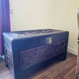 Ancien grand coffre en bois sculpté acheté en Chine