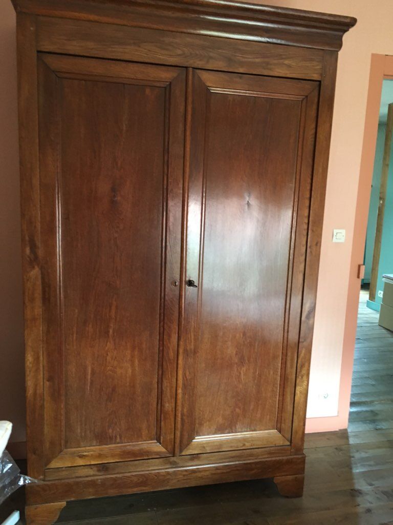 Old wardrobe in solid wood (drowning)