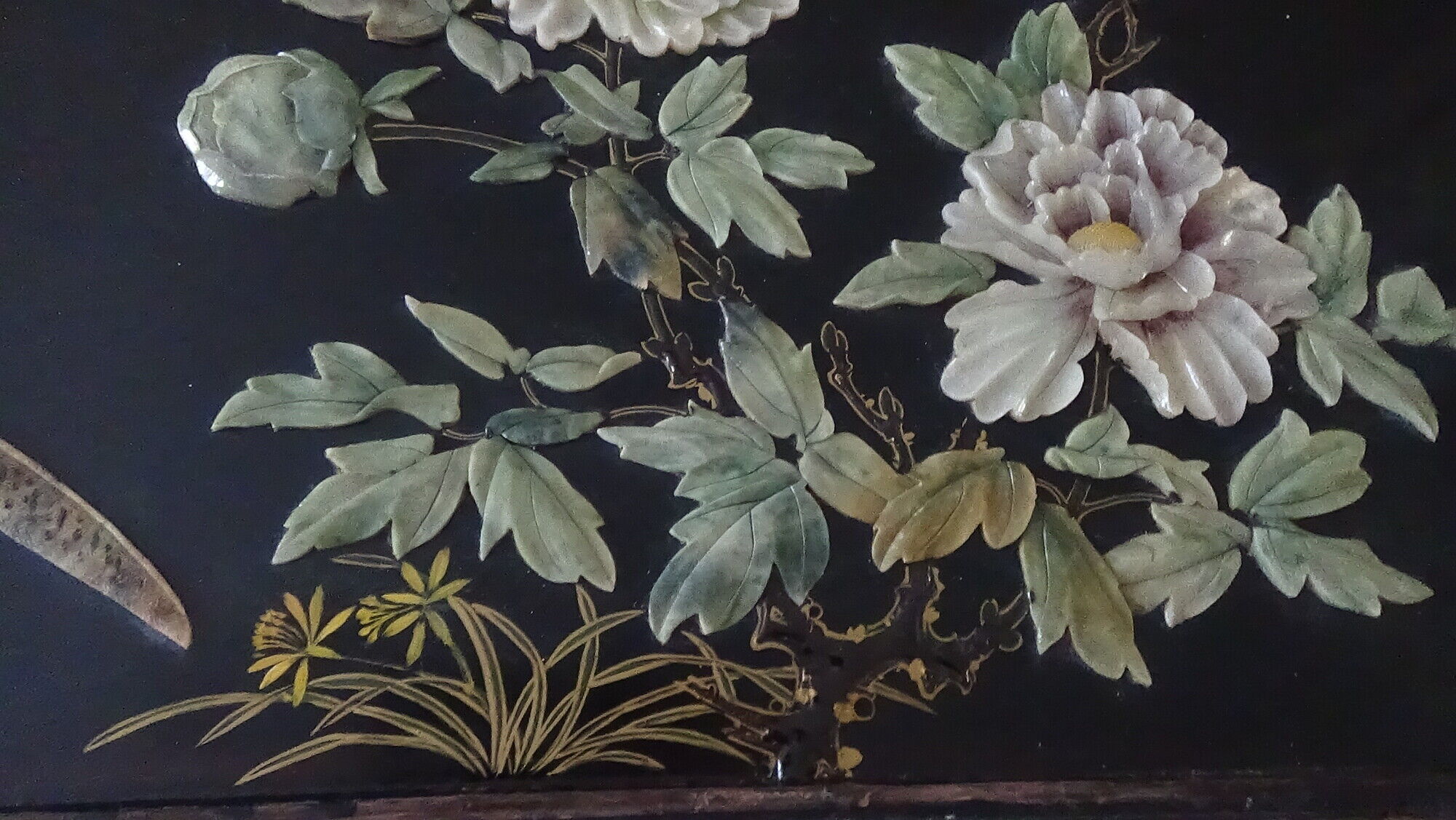 Table low décor birds with hard stones and mother of Pearl inlay
