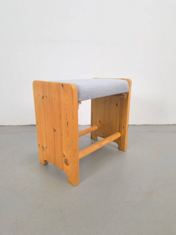 Tabouret en pin scandinave du milieu du siècle dans le style de Charlotte Perriand, Danemark, années 1960.