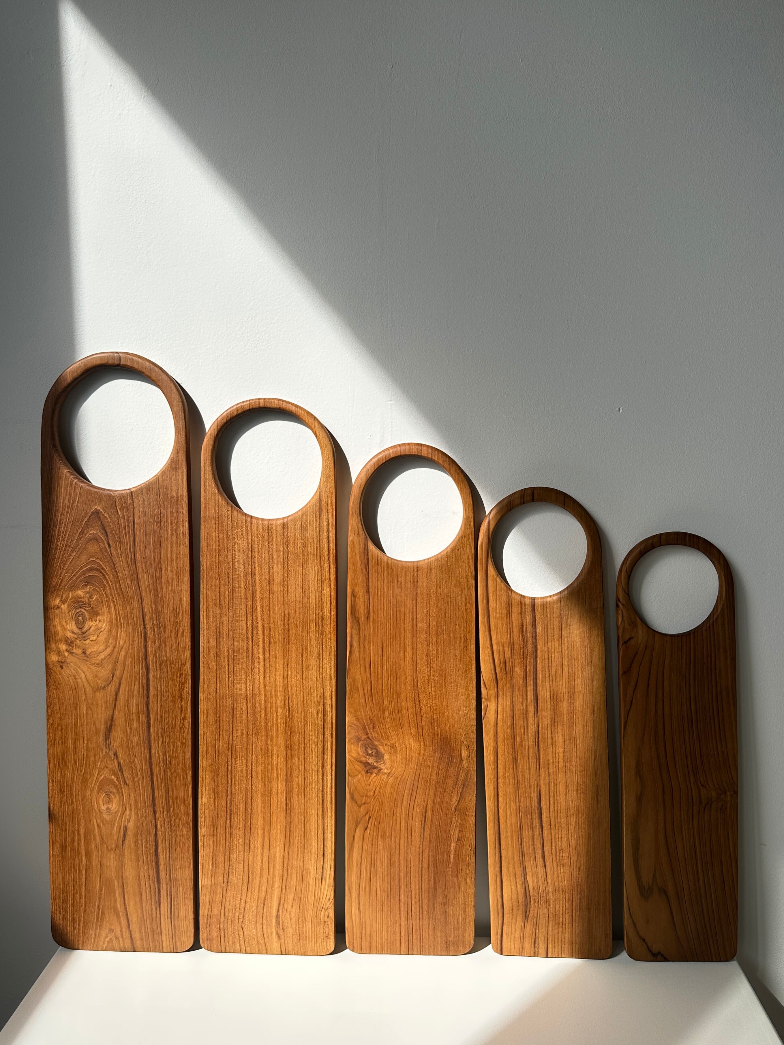 Cutting or presentation board of monoxyl teak with handle (T1)