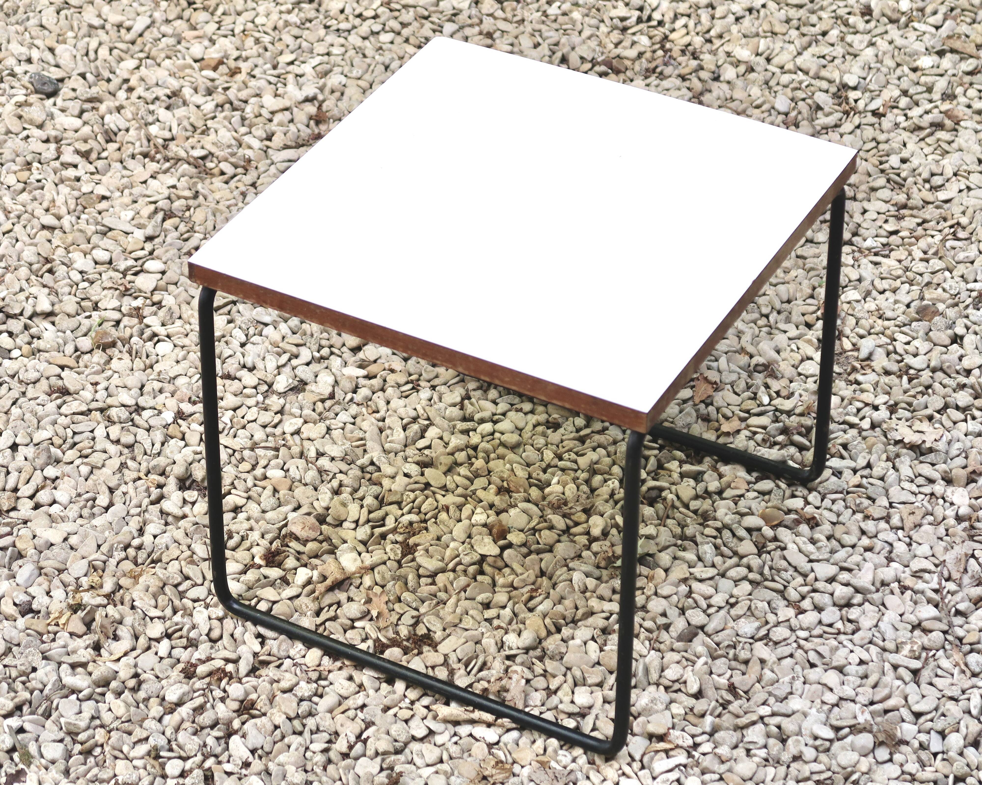 Table basse volante blanche de Pierre Guariche pour Steiner, années 50
