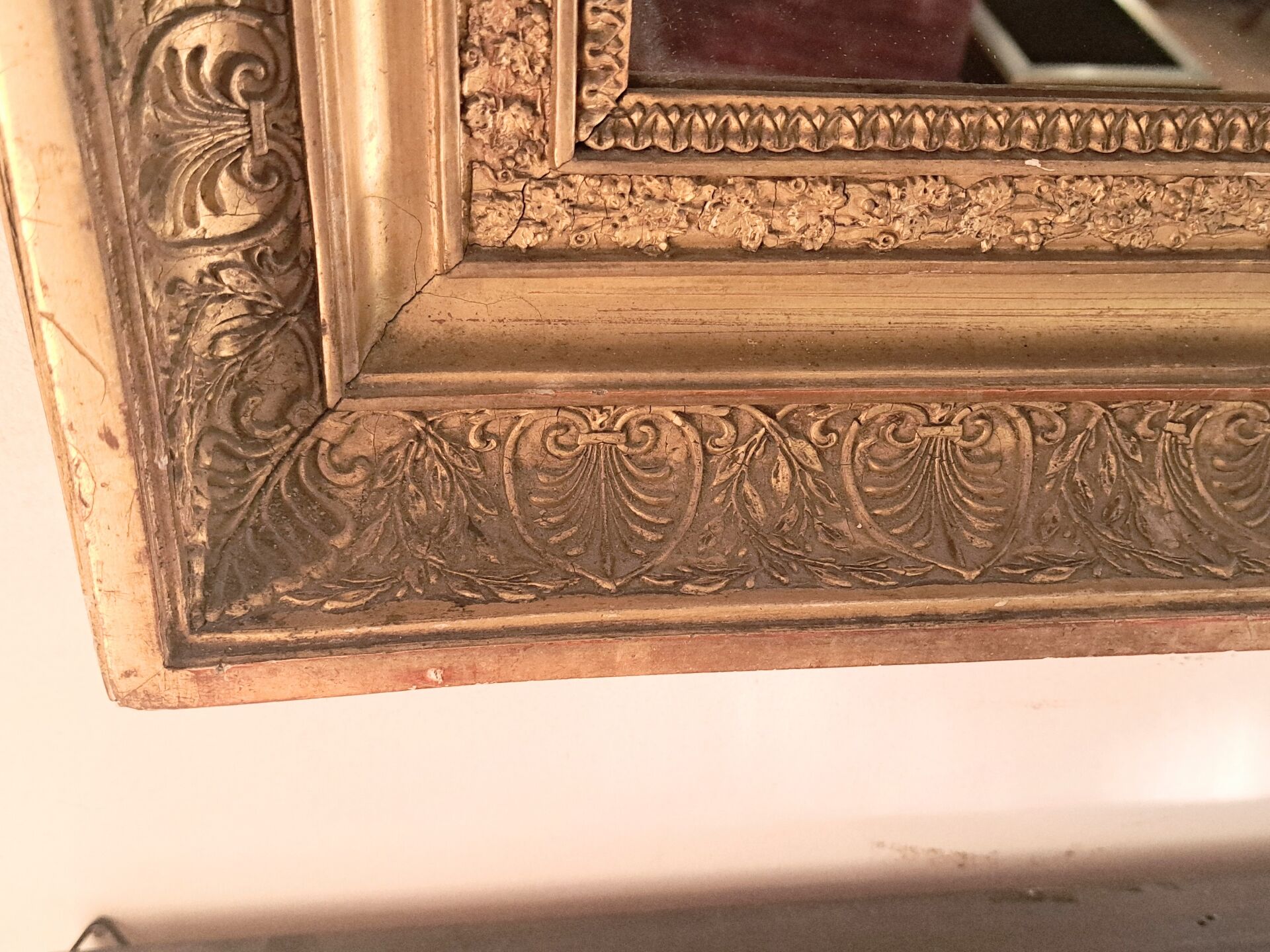 Miroir époque Restauration en bois doré à la feuille