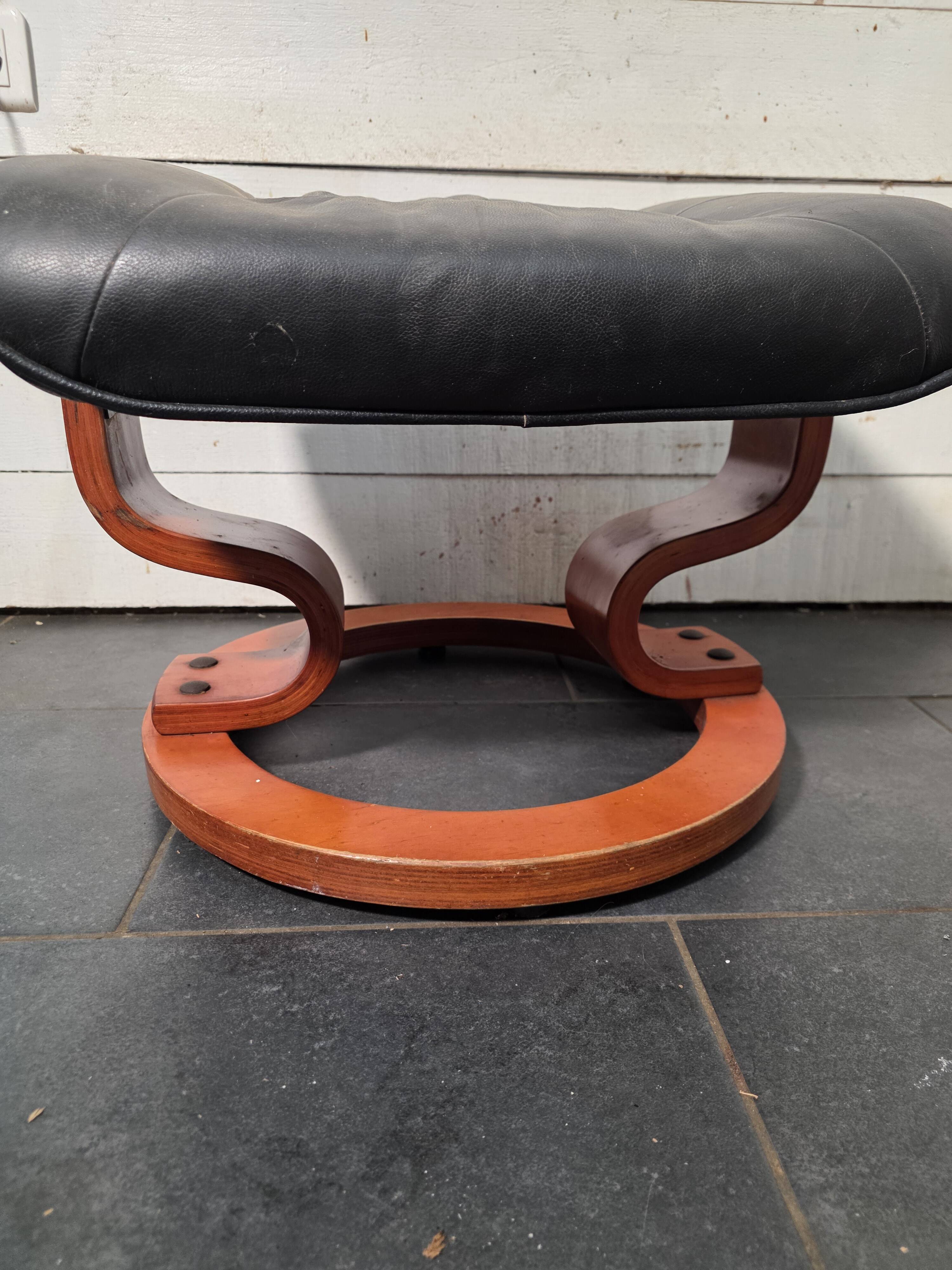 Footrest / Black leather and wood pouf - Stressless
