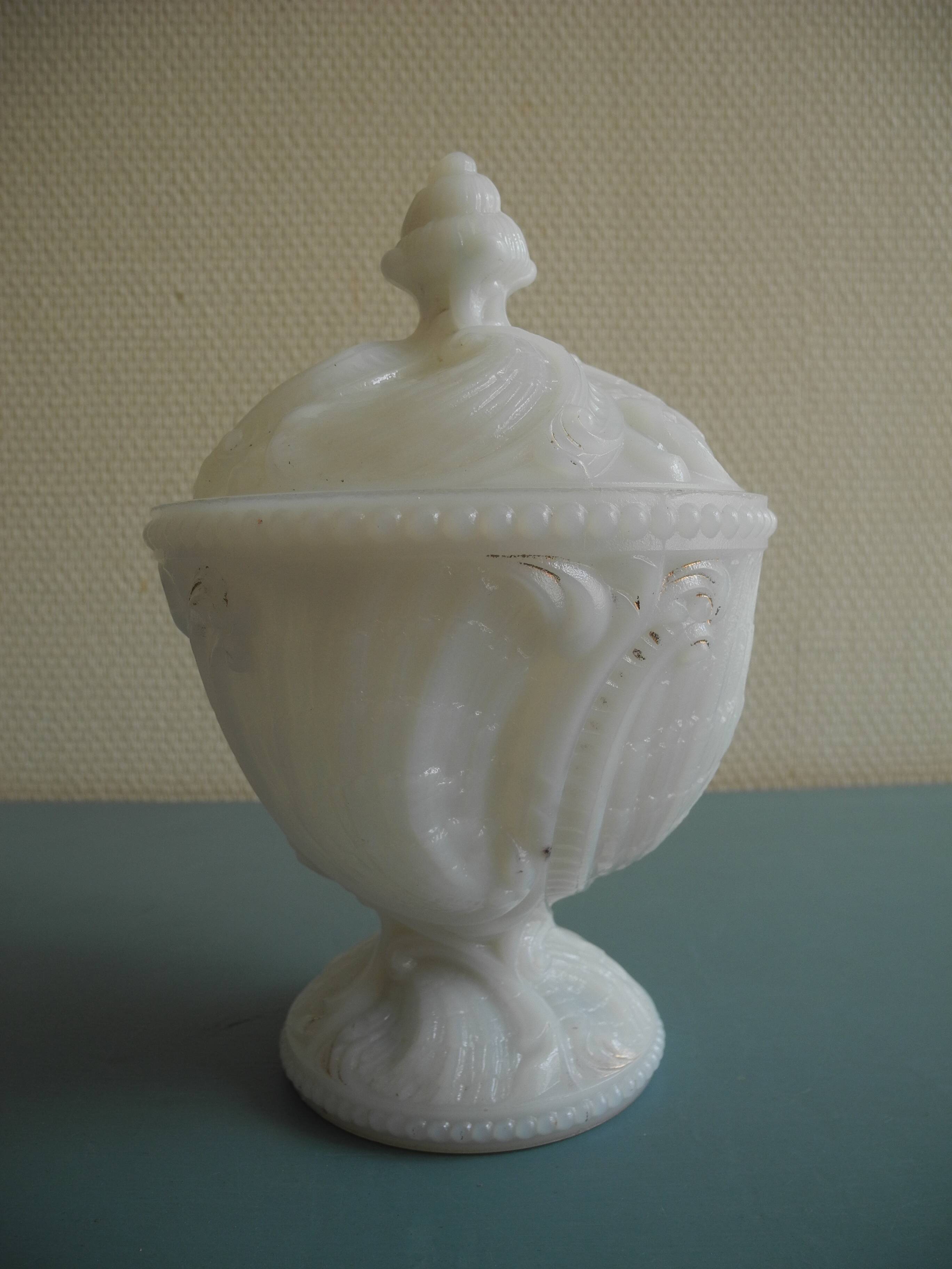 Sucrier, drageoir style Louis XV en opaline de Portieux