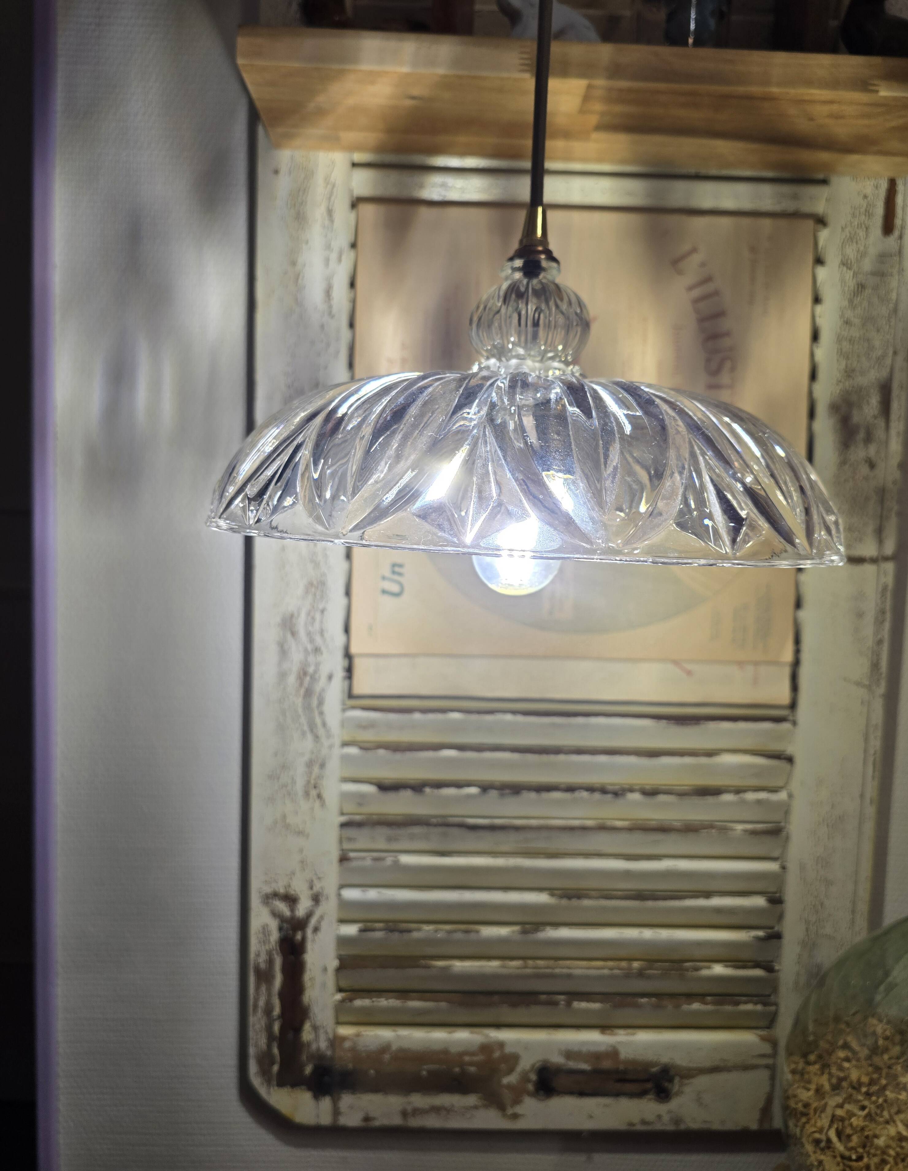Suspension abat jour en verre travaillé vintage