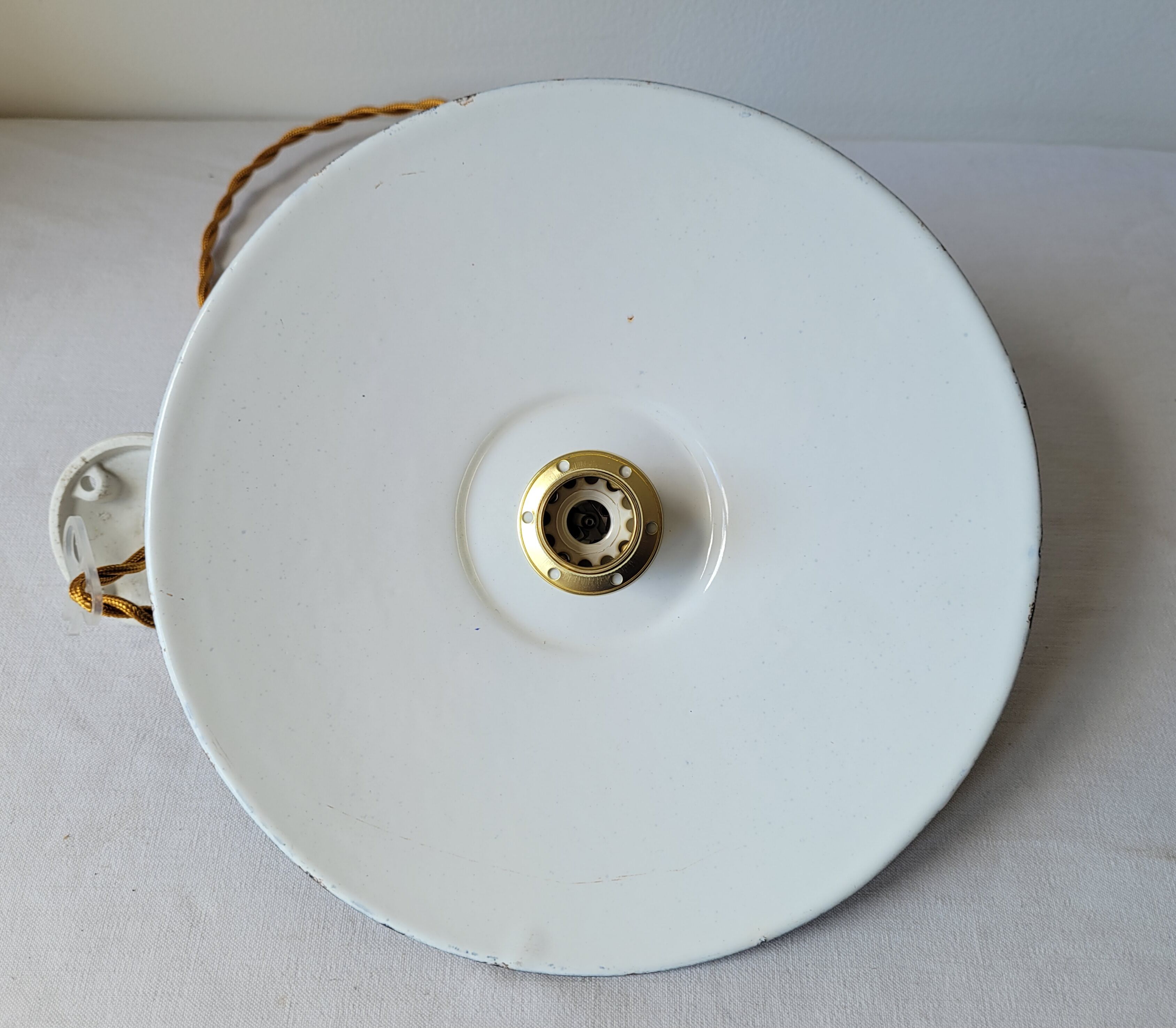 Suspension in black enamelled sheet metal