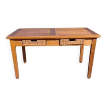 Vintage table in pine and wicker.