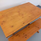Suite d’une table et de 2 bancs en sapin, années 60